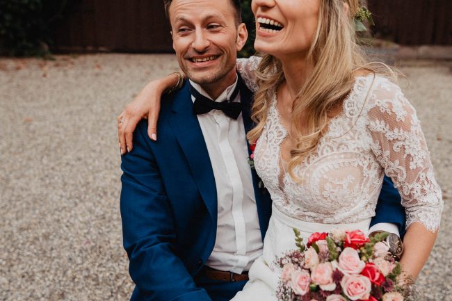 Hochzeit auf dem Weingut Nägelsförst mit Freier Trauung von Lisa & Andi Photography. Brautkleid von der Bridal Boutique Baden-Baden.