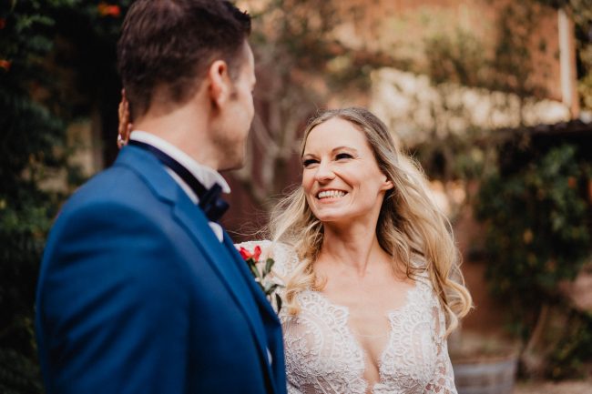 Hochzeit auf dem Weingut Nägelsförst mit Freier Trauung von Lisa & Andi Photography. Brautkleid von der Bridal Boutique Baden-Baden.