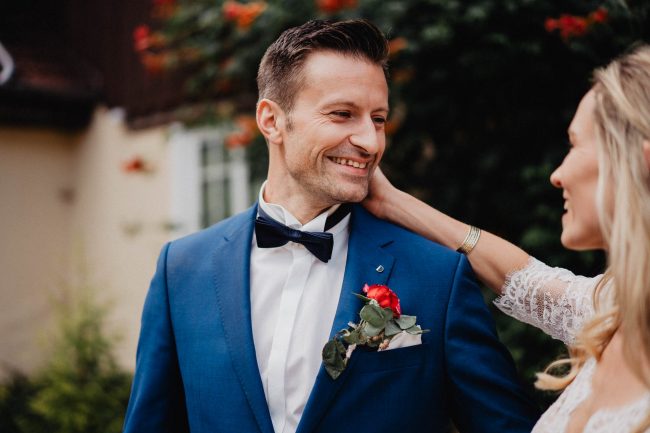 Hochzeit auf dem Weingut Nägelsförst mit Freier Trauung von Lisa & Andi Photography. Brautkleid von der Bridal Boutique Baden-Baden.