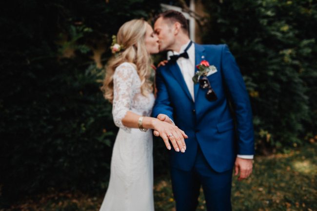 Hochzeit auf dem Weingut Nägelsförst mit Freier Trauung von Lisa & Andi Photography. Brautkleid von der Bridal Boutique Baden-Baden.