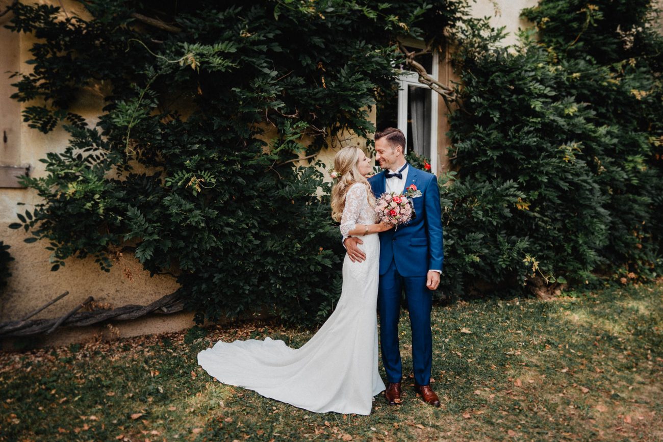 Hochzeit auf dem Weingut Nägelsförst mit Freier Trauung von Lisa & Andi Photography. Brautkleid von der Bridal Boutique Baden-Baden.