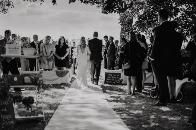 Hochzeit auf dem Weingut Nägelsförst mit Freier Trauung von Lisa & Andi Photography. Brautkleid von der Bridal Boutique Baden-Baden.
