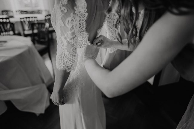 Hochzeit auf dem Weingut Nägelsförst mit Freier Trauung von Lisa & Andi Photography. Brautkleid von der Bridal Boutique Baden-Baden.