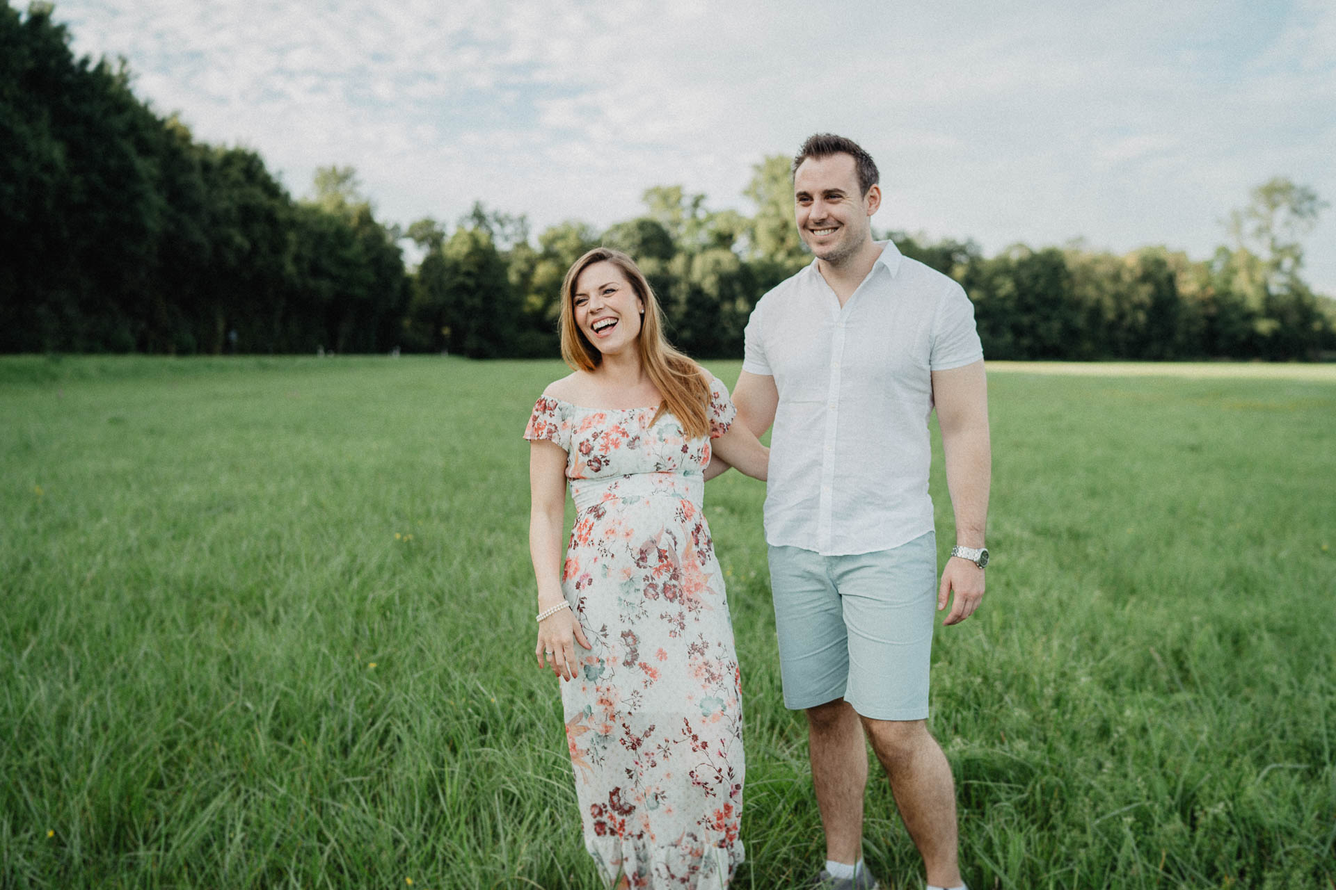 Sommerliches Babybauch Shooting von Lisa & Andi Photography fotografiert auf einer schönen Wiese.