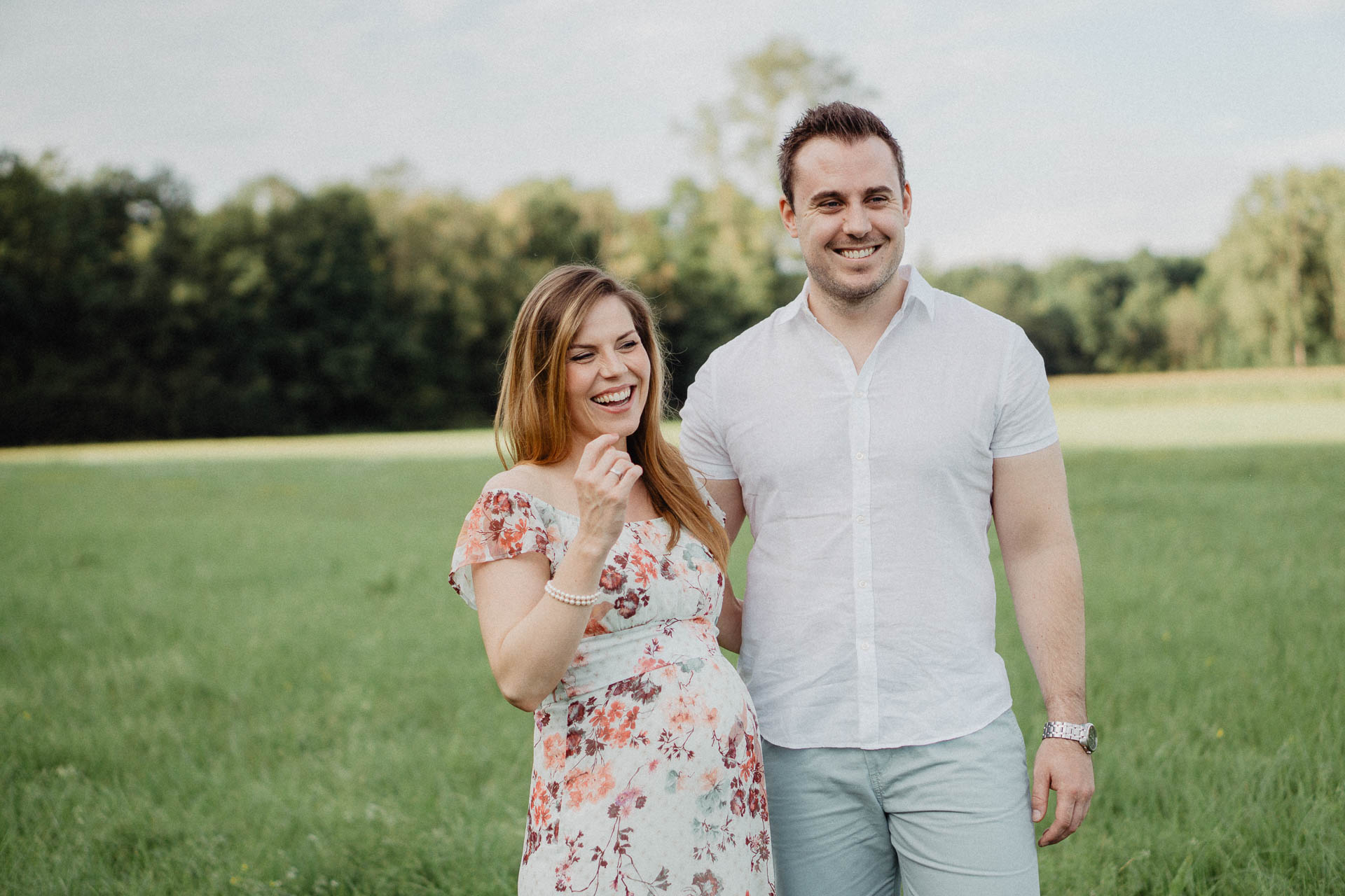 Sommerliches Babybauch Shooting von Lisa & Andi Photography fotografiert auf einer schönen Wiese.