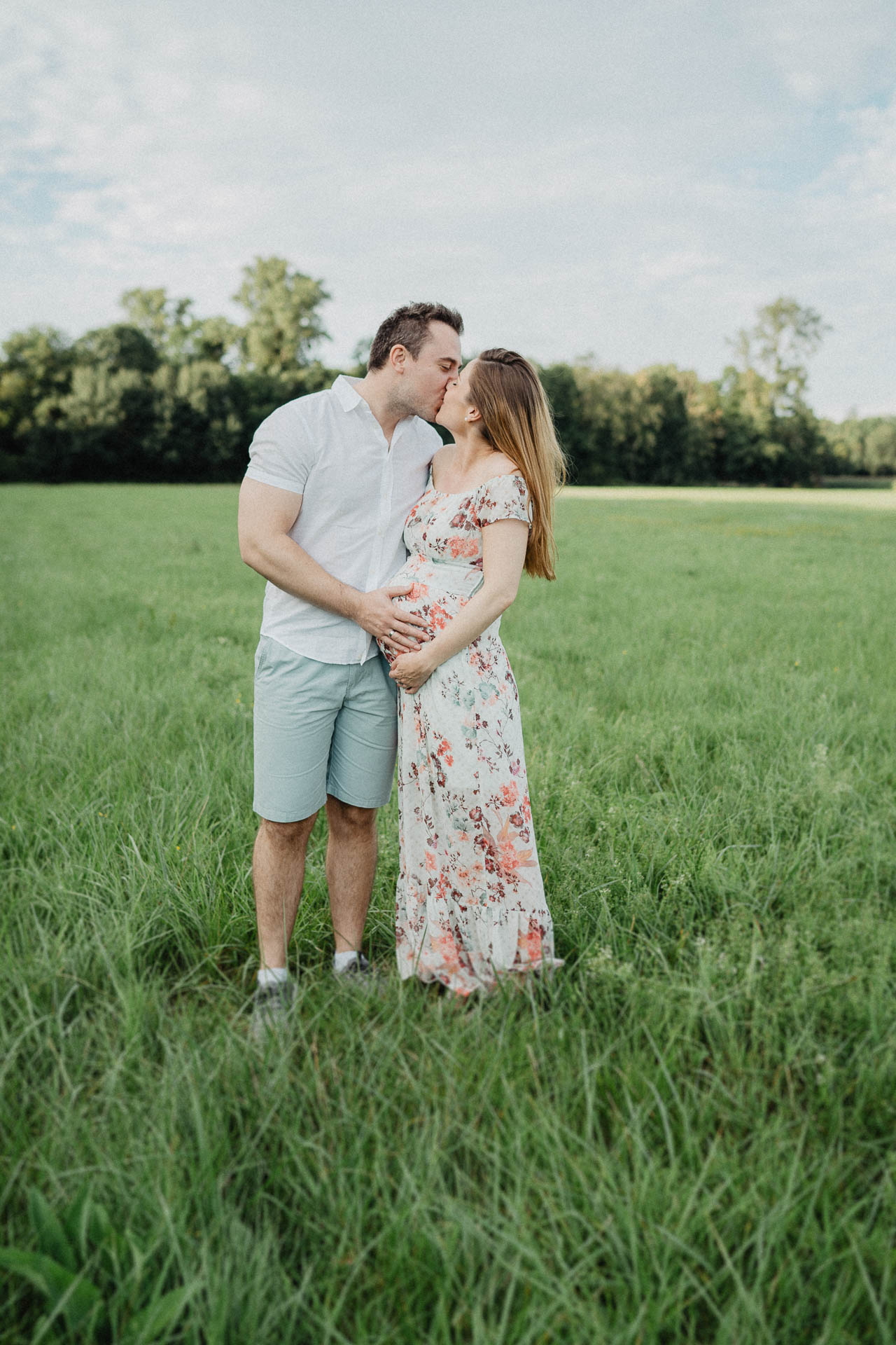Sommerliches Babybauch Shooting von Lisa & Andi Photography fotografiert auf einer schönen Wiese.