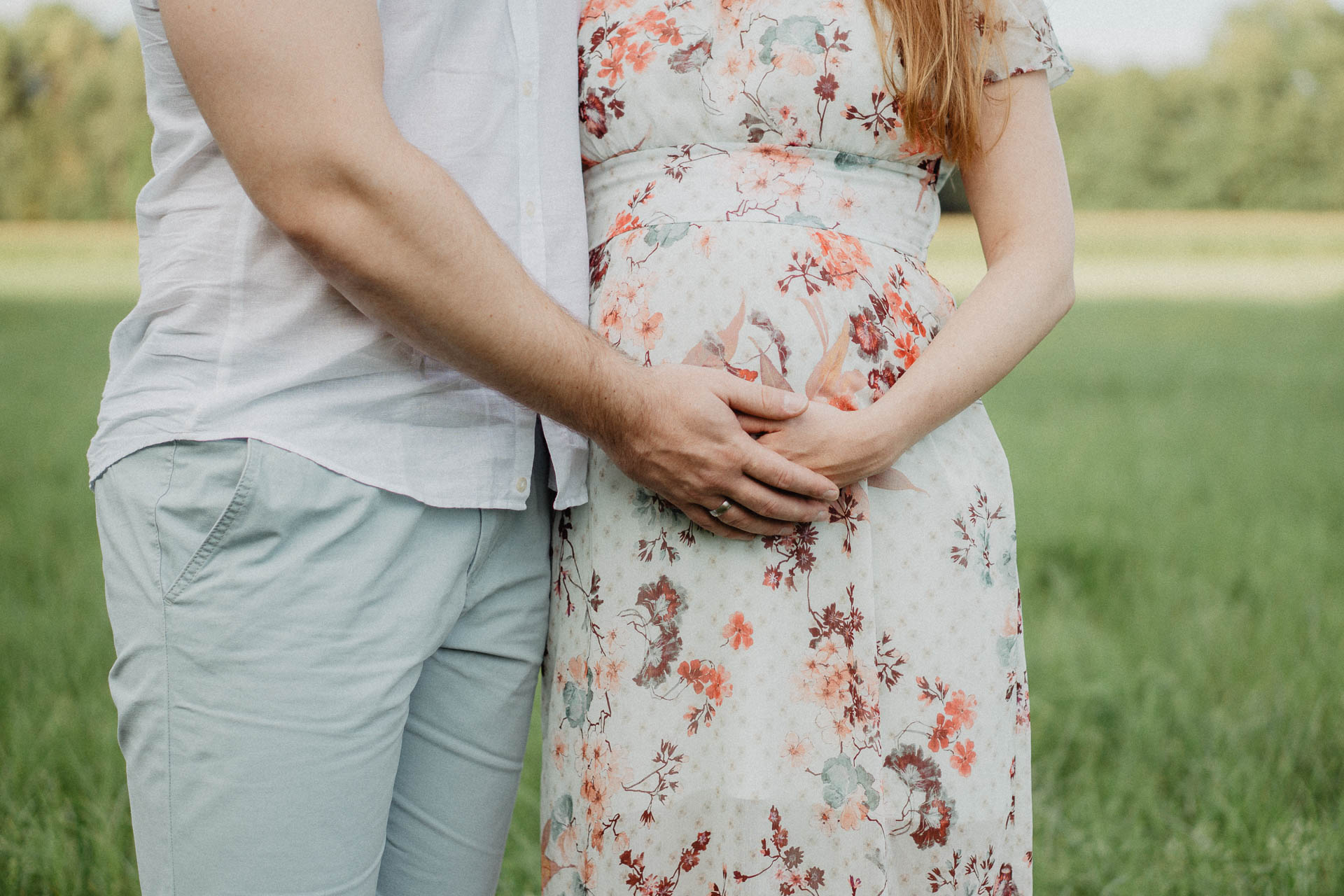Sommerliches Babybauch Shooting von Lisa & Andi Photography fotografiert auf einer schönen Wiese.