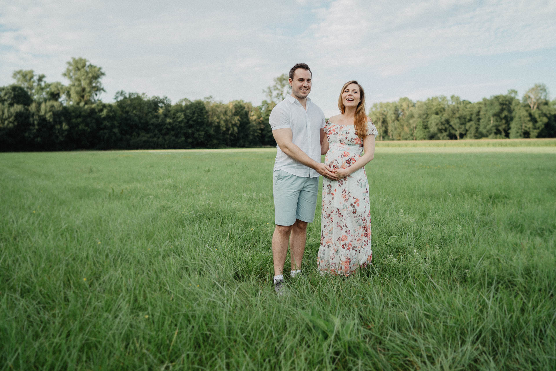 Sommerliches Babybauch Shooting von Lisa & Andi Photography fotografiert auf einer schönen Wiese.