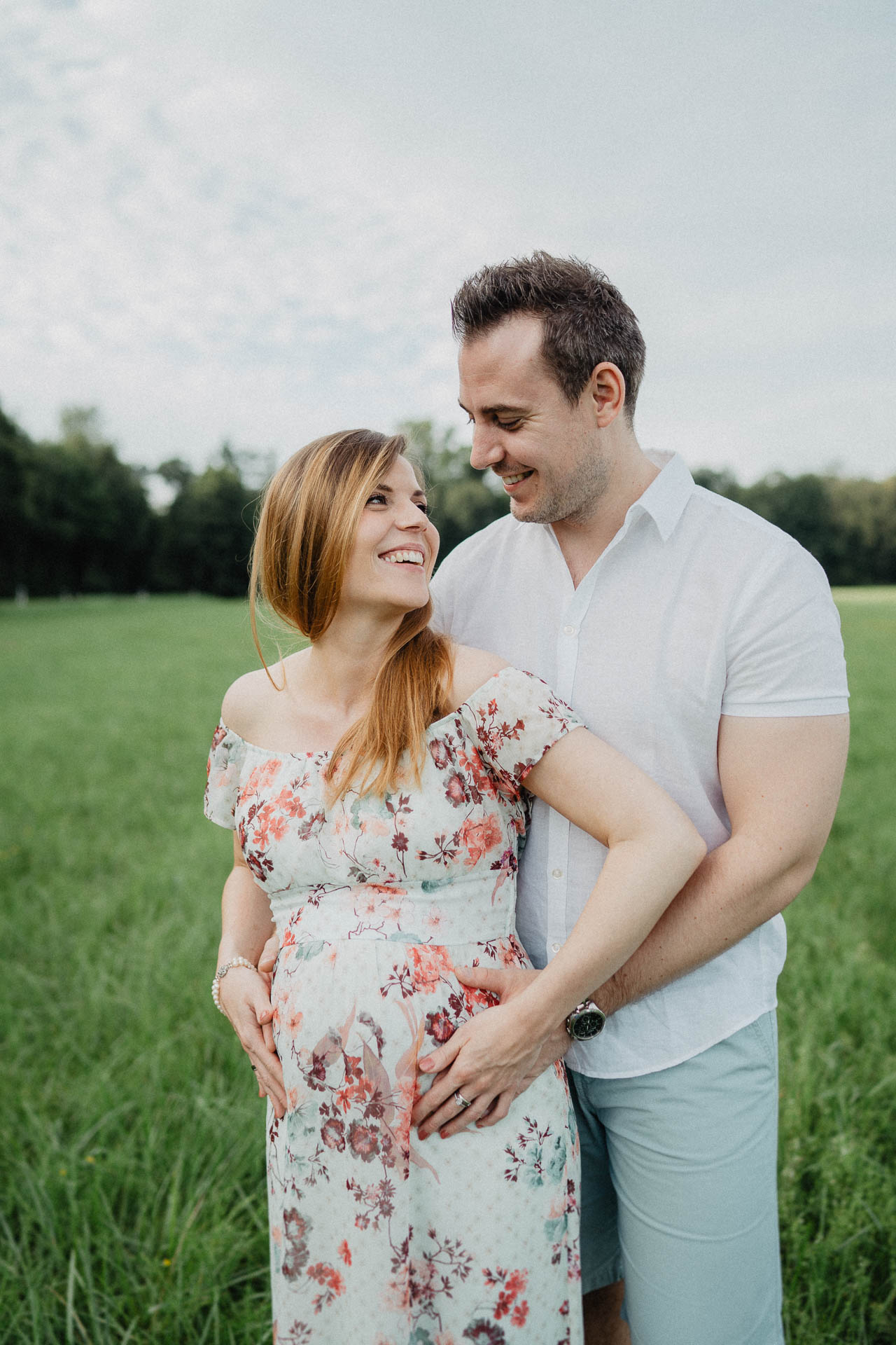 Sommerliches Babybauch Shooting von Lisa & Andi Photography fotografiert auf einer schönen Wiese.