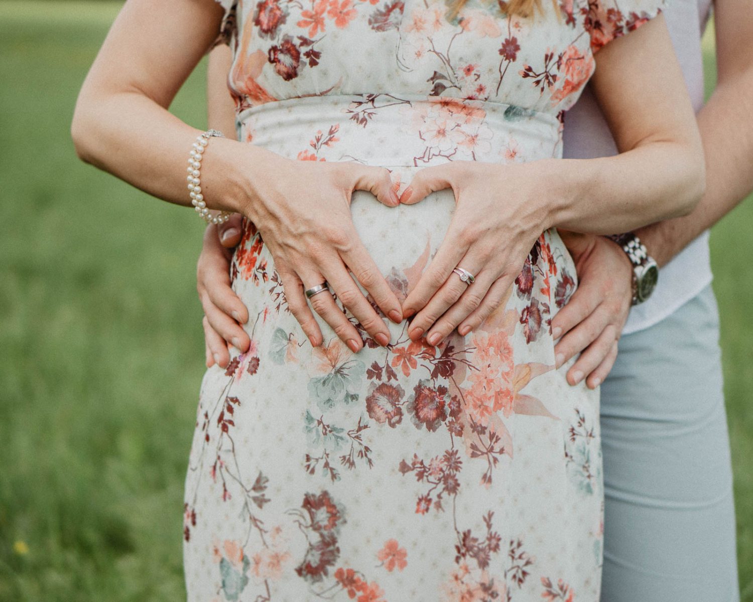 Sommerliches Babybauch Shooting von Lisa & Andi Photography fotografiert auf einer schönen Wiese.