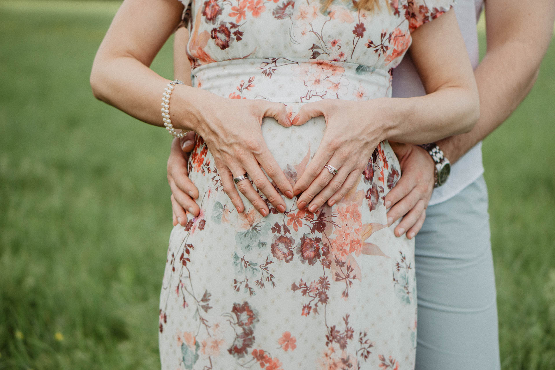 Sommerliches Babybauch Shooting von Lisa & Andi Photography fotografiert auf einer schönen Wiese.