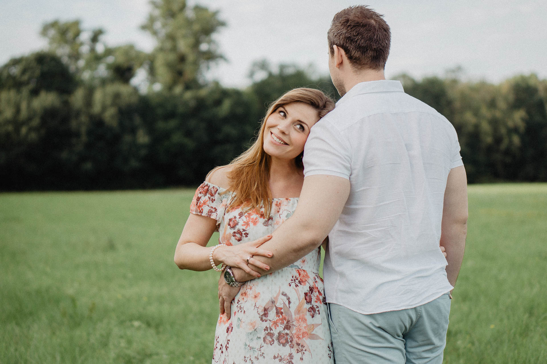 Sommerliches Babybauch Shooting von Lisa & Andi Photography fotografiert auf einer schönen Wiese.