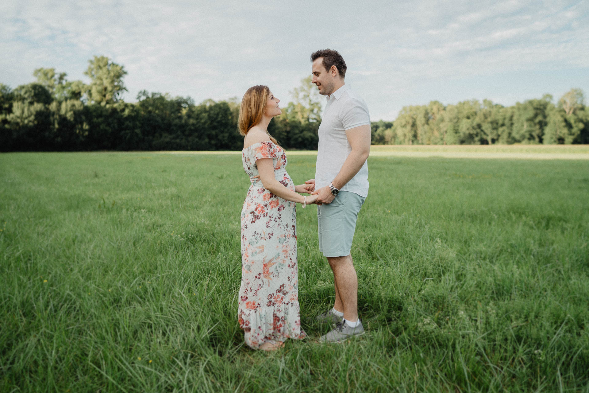 Sommerliches Babybauch Shooting von Lisa & Andi Photography fotografiert auf einer schönen Wiese.