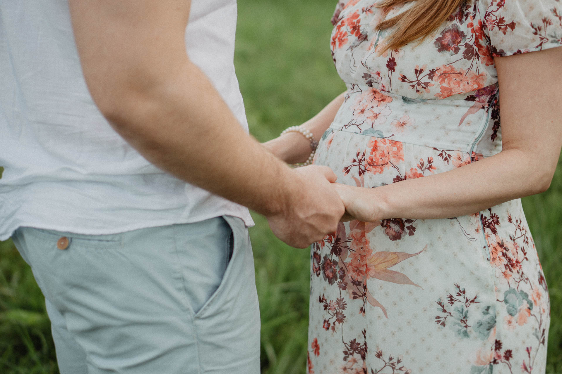 Sommerliches Babybauch Shooting von Lisa & Andi Photography fotografiert auf einer schönen Wiese.