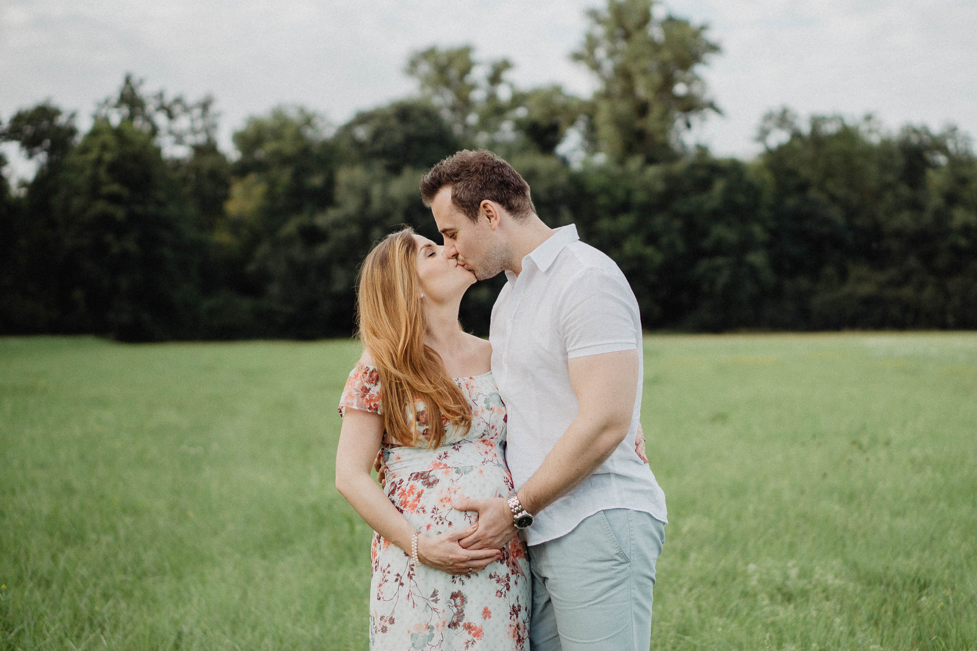 Sommerliches Babybauch Shooting von Lisa & Andi Photography fotografiert auf einer schönen Wiese.