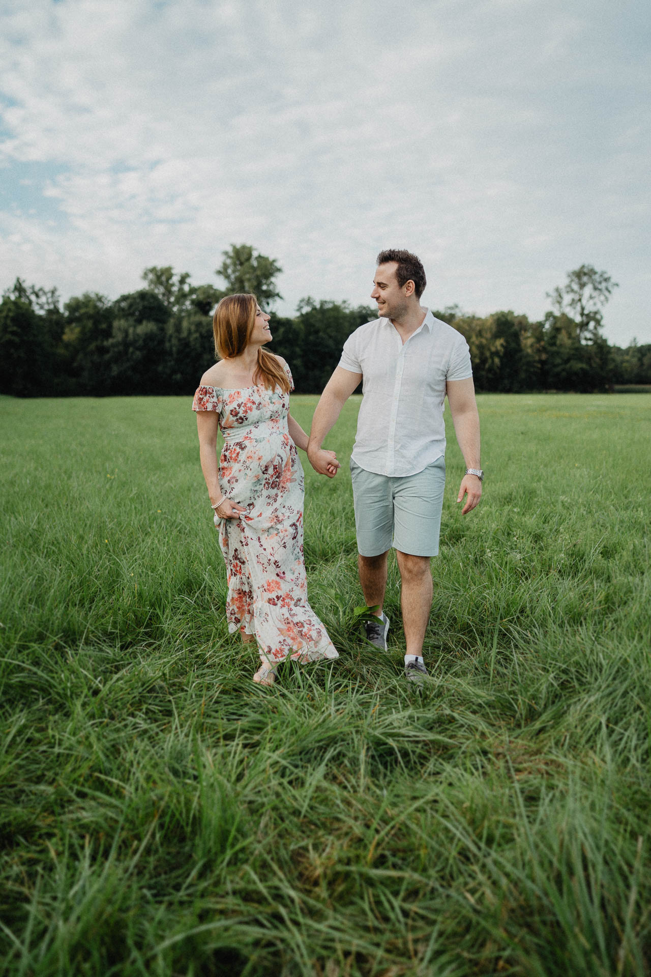 Sommerliches Babybauch Shooting von Lisa & Andi Photography fotografiert auf einer schönen Wiese.