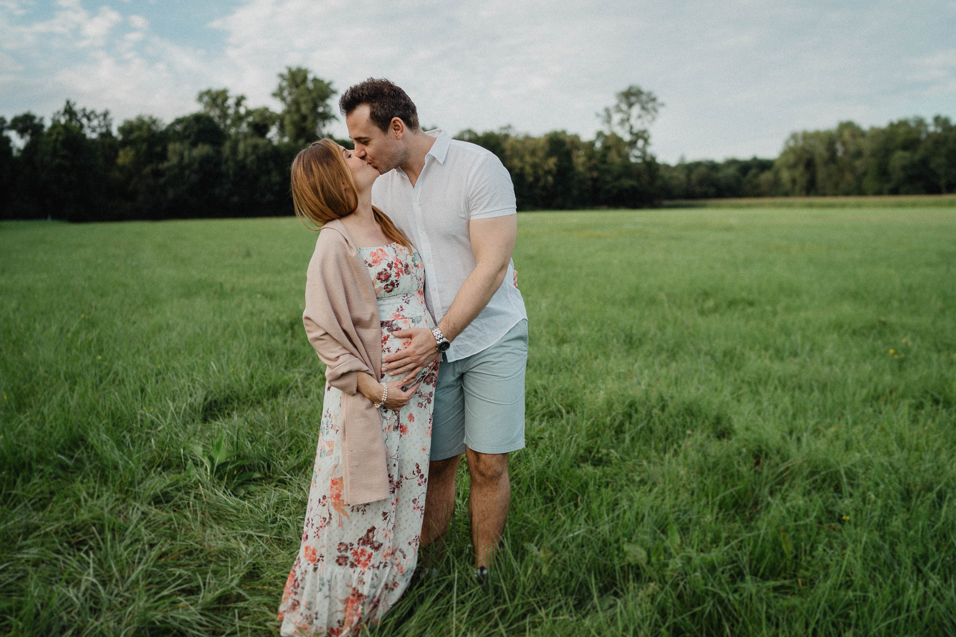 Sommerliches Babybauch Shooting von Lisa & Andi Photography fotografiert auf einer schönen Wiese.
