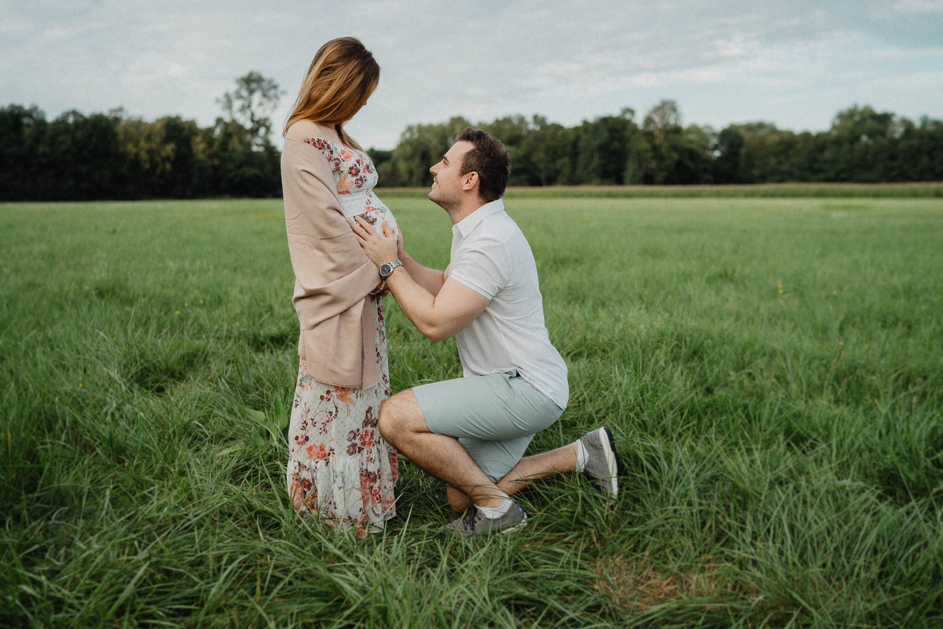 Sommerliches Babybauch Shooting von Lisa & Andi Photography fotografiert auf einer schönen Wiese.