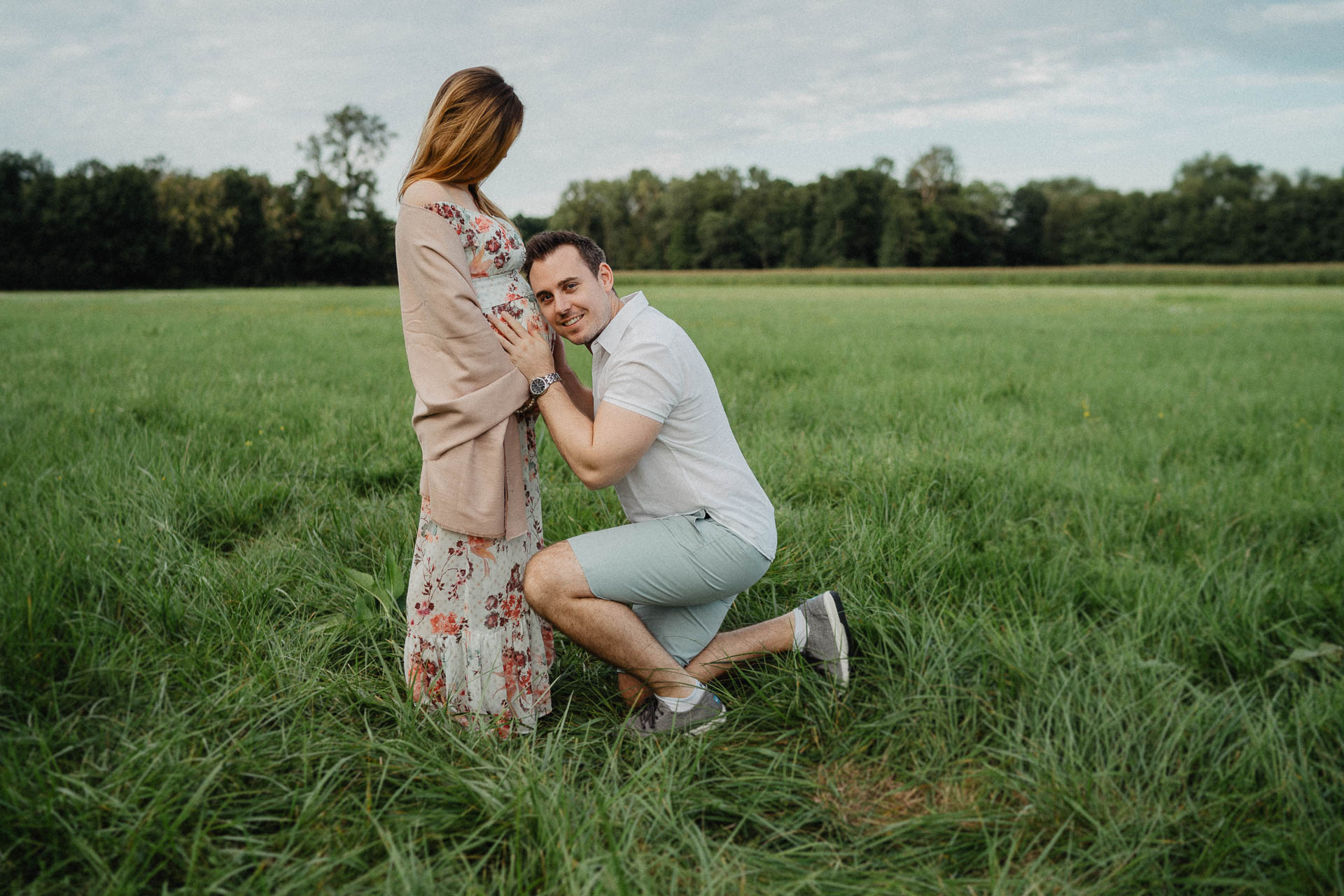 Sommerliches Babybauch Shooting von Lisa & Andi Photography fotografiert auf einer schönen Wiese.