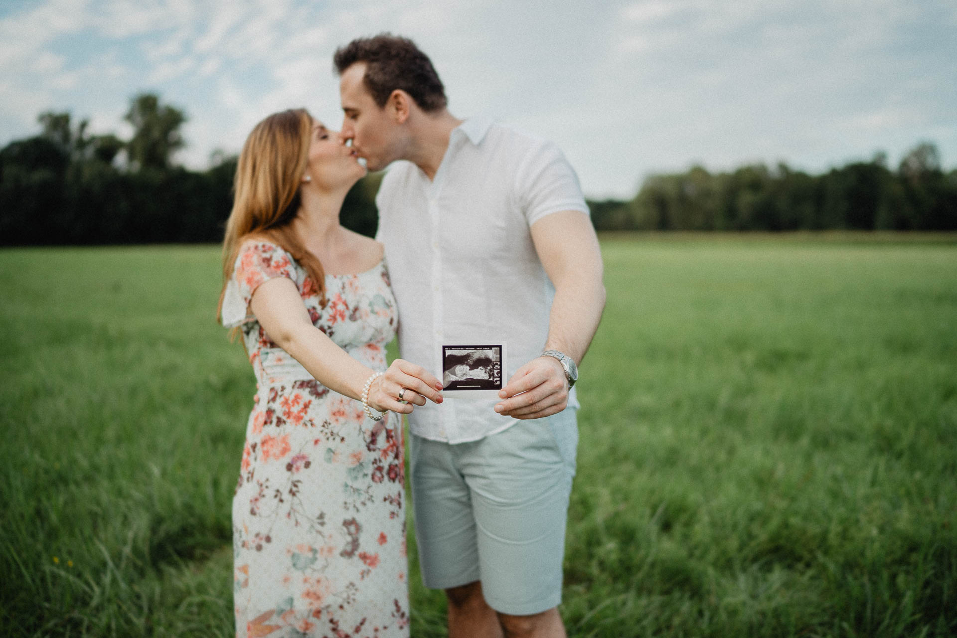 Sommerliches Babybauch Shooting von Lisa & Andi Photography fotografiert auf einer schönen Wiese.