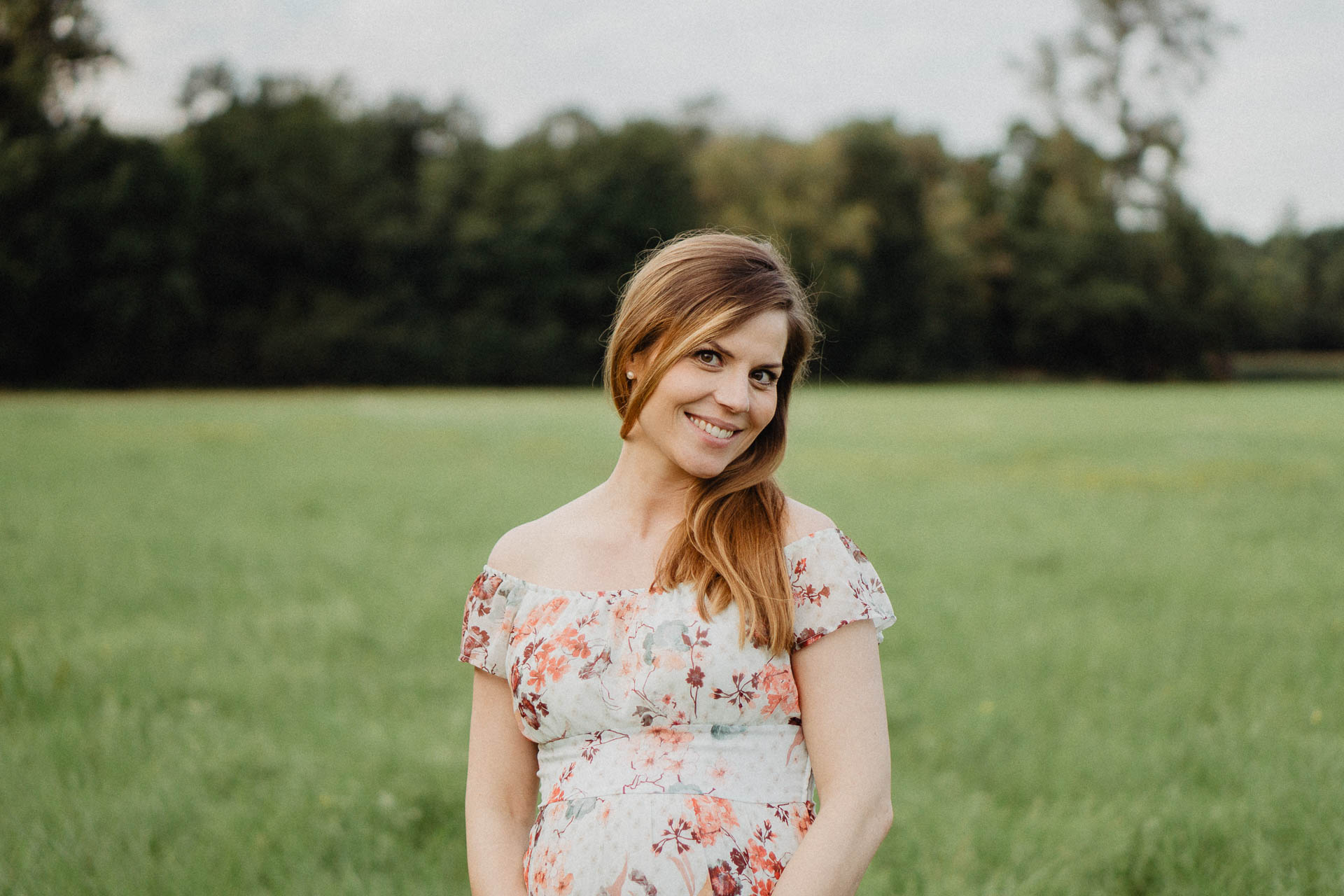 Sommerliches Babybauch Shooting von Lisa & Andi Photography fotografiert auf einer schönen Wiese.
