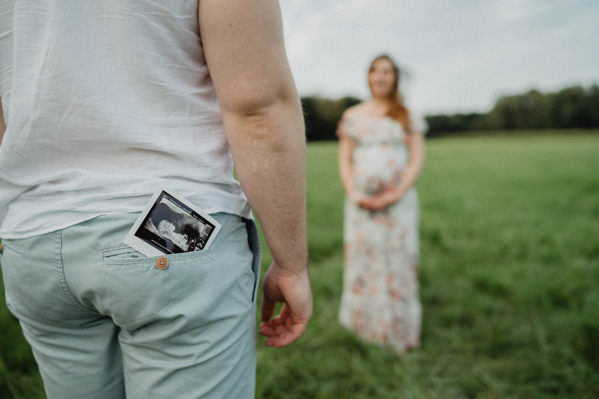 Sommerliches Babybauch Shooting von Lisa & Andi Photography fotografiert auf einer schönen Wiese.