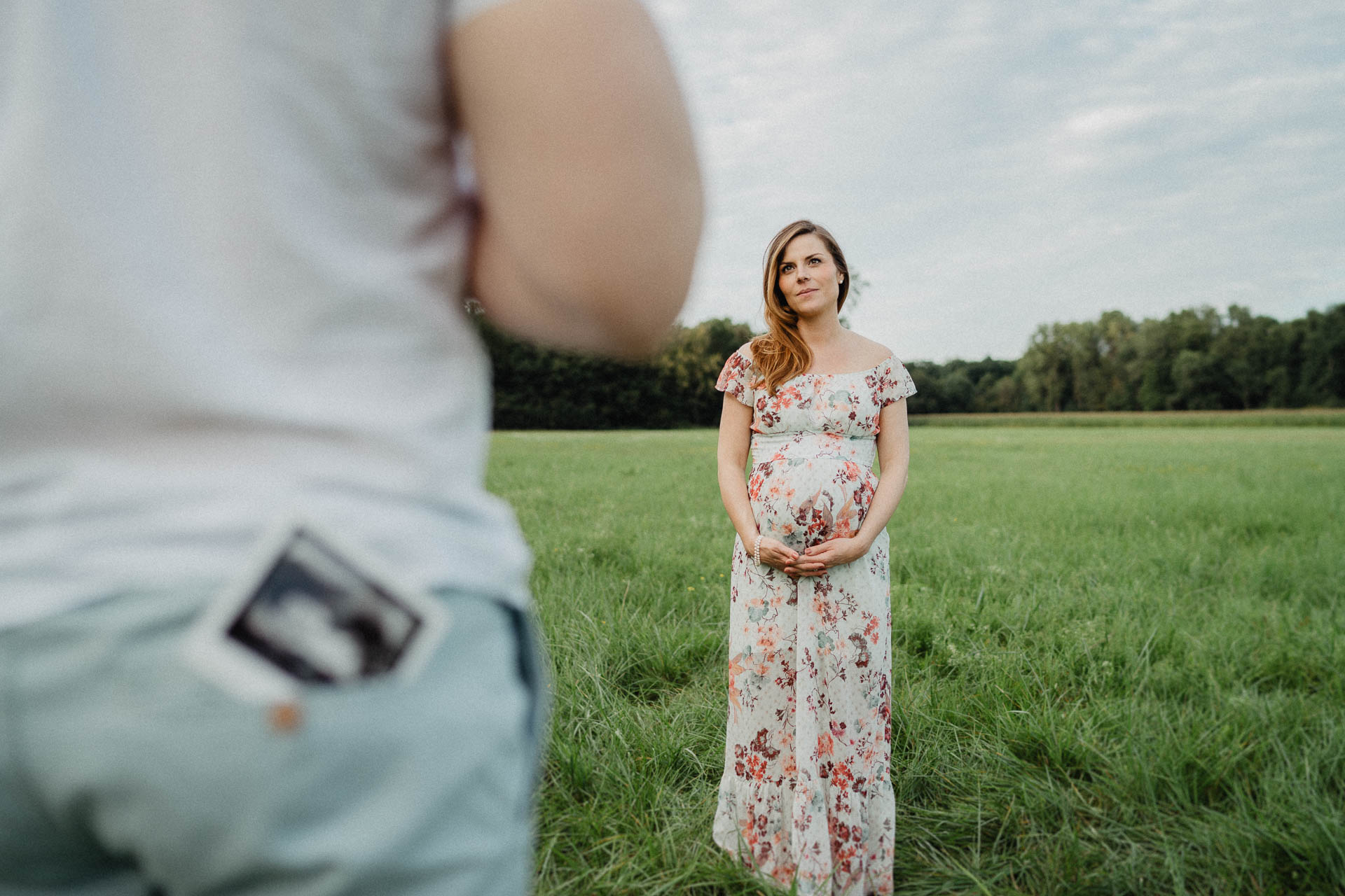 Sommerliches Babybauch Shooting von Lisa & Andi Photography fotografiert auf einer schönen Wiese.