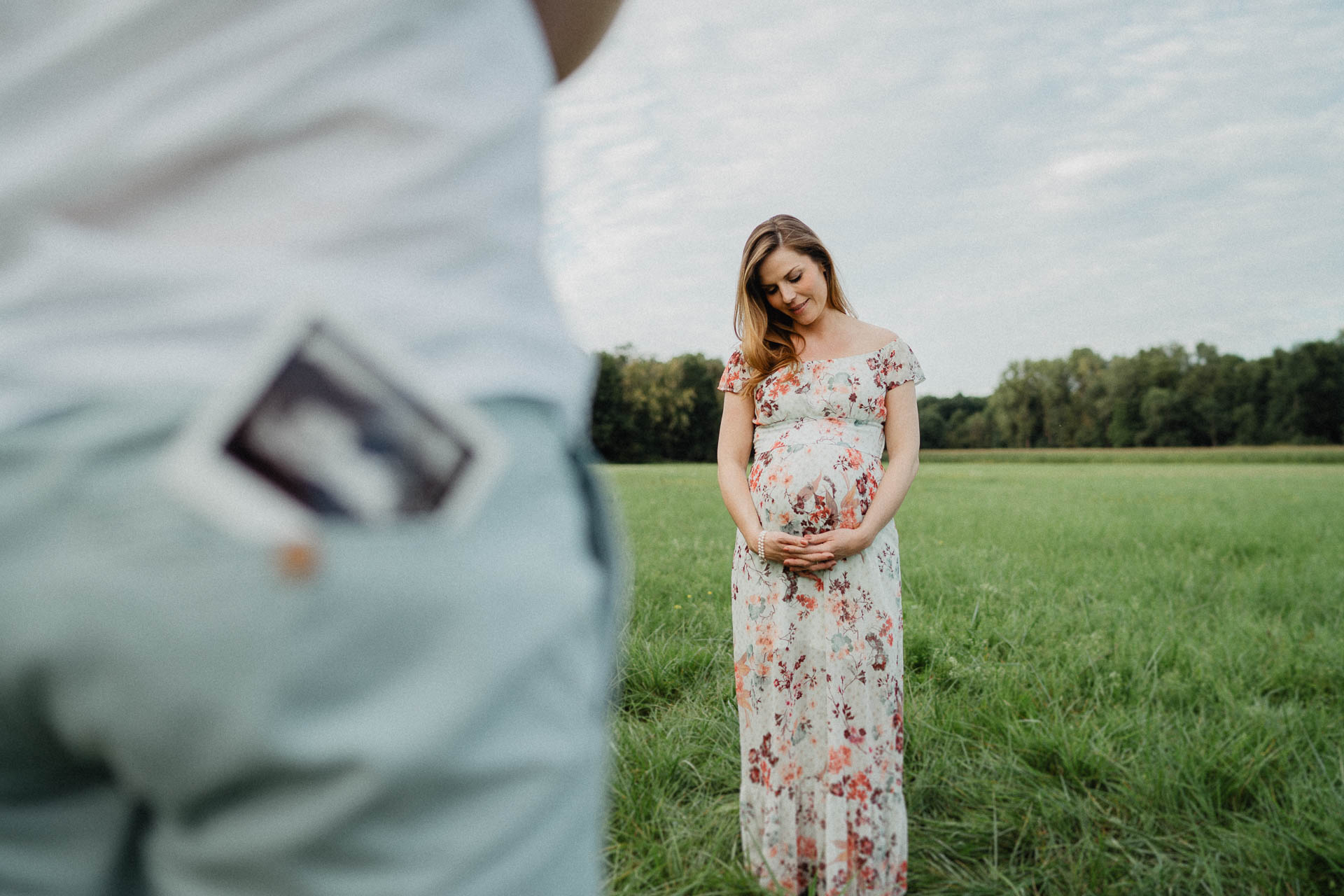 Sommerliches Babybauch Shooting von Lisa & Andi Photography fotografiert auf einer schönen Wiese.