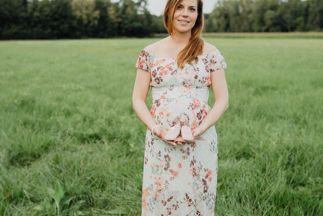 Sommerliches Babybauch Shooting von Lisa & Andi Photography fotografiert auf einer schönen Wiese.