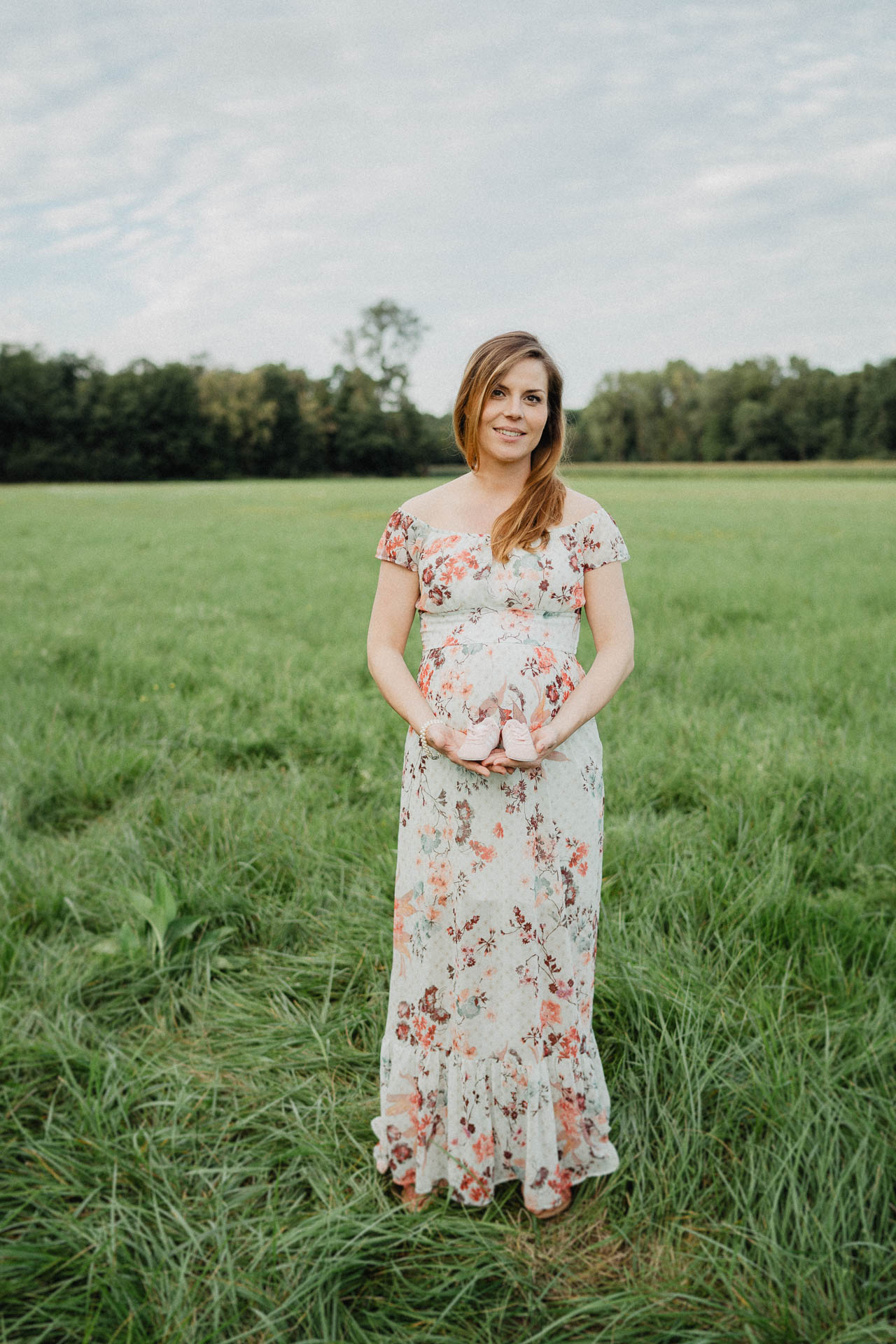 Sommerliches Babybauch Shooting von Lisa & Andi Photography fotografiert auf einer schönen Wiese.