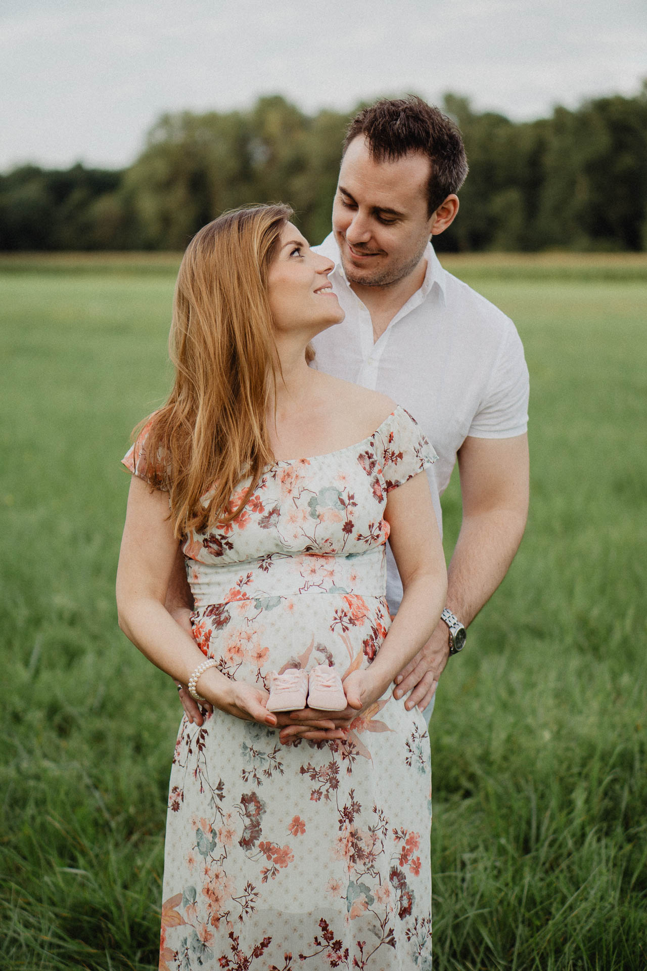 Sommerliches Babybauch Shooting von Lisa & Andi Photography fotografiert auf einer schönen Wiese.