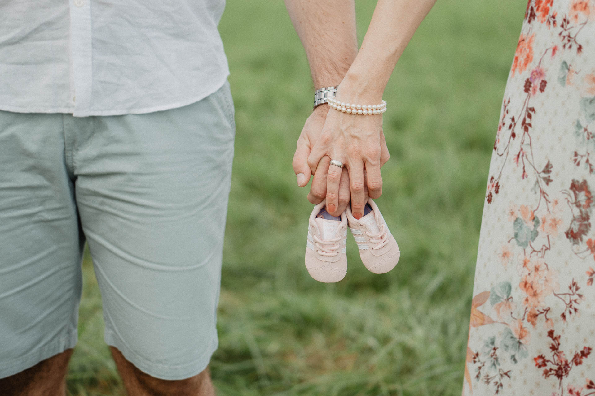 Sommerliches Babybauch Shooting von Lisa & Andi Photography fotografiert auf einer schönen Wiese.
