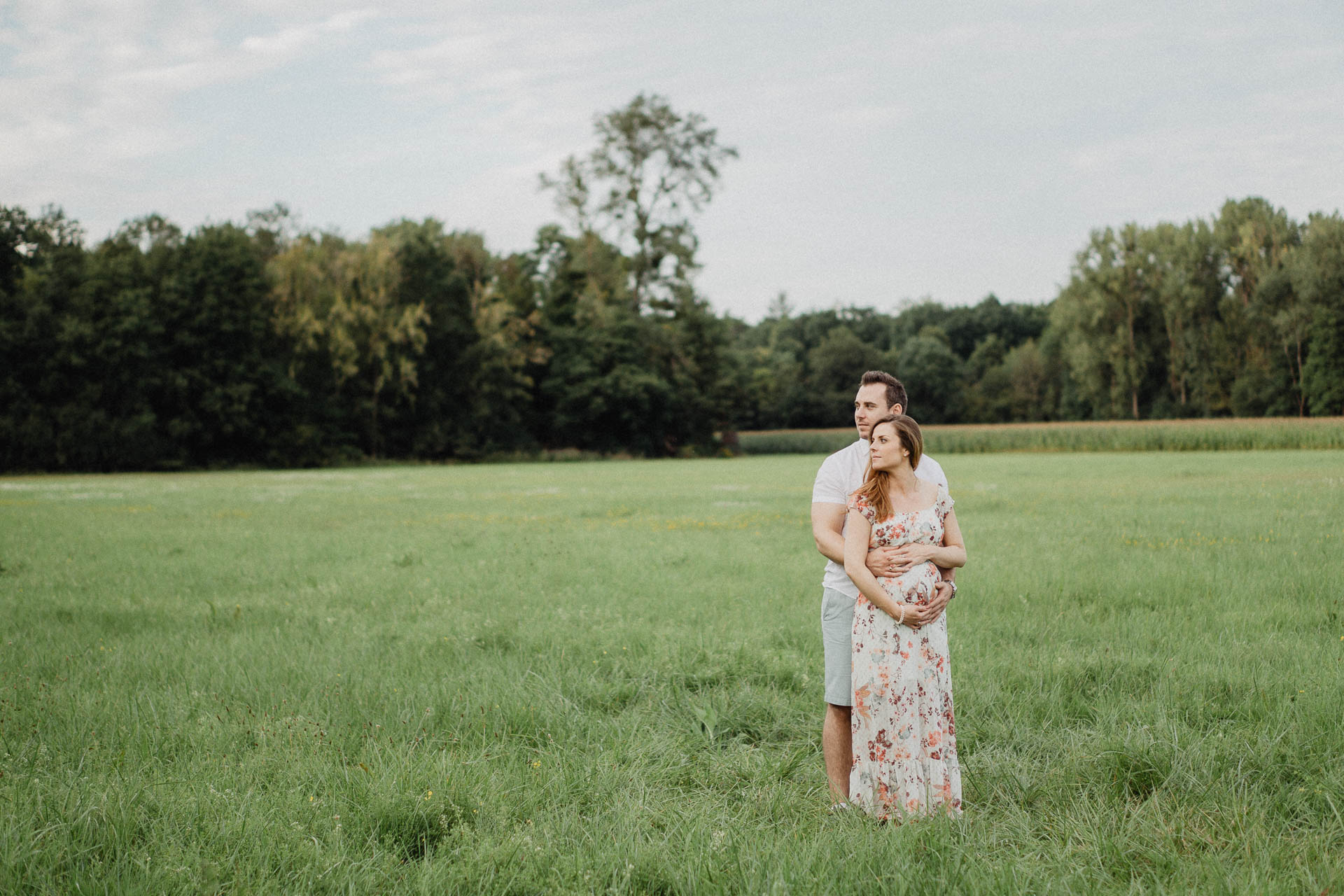 Sommerliches Babybauch Shooting von Lisa & Andi Photography fotografiert auf einer schönen Wiese.