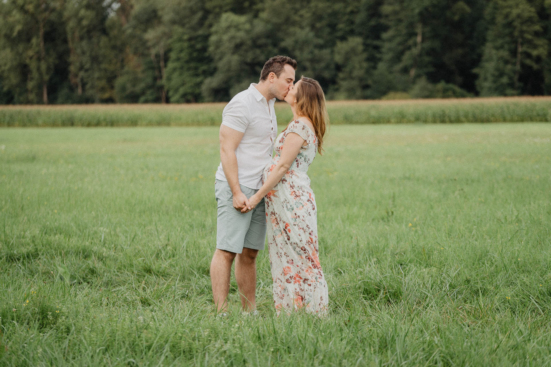 Sommerliches Babybauch Shooting von Lisa & Andi Photography fotografiert auf einer schönen Wiese.