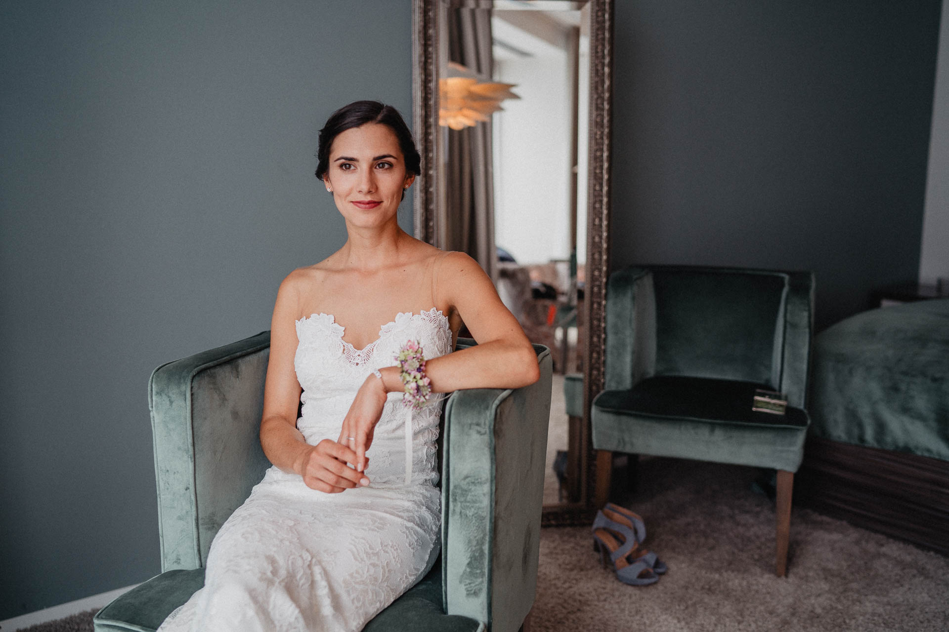 Hochzeitsfotografie in Baden-Baden von Lisa & Andi Photography. Braut beim Getting Ready.