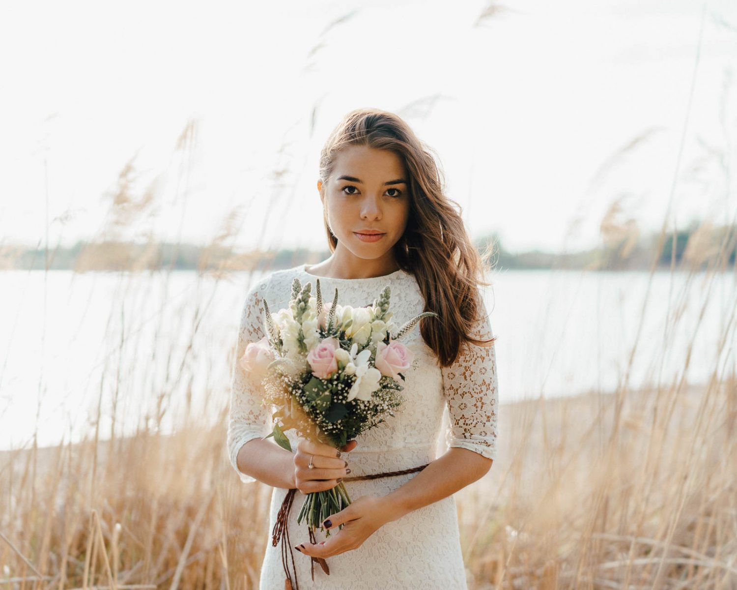 Hochzeitsinspiration mit einer Braut in einem Boho Brautkleid und schönen Brautstrauß.
