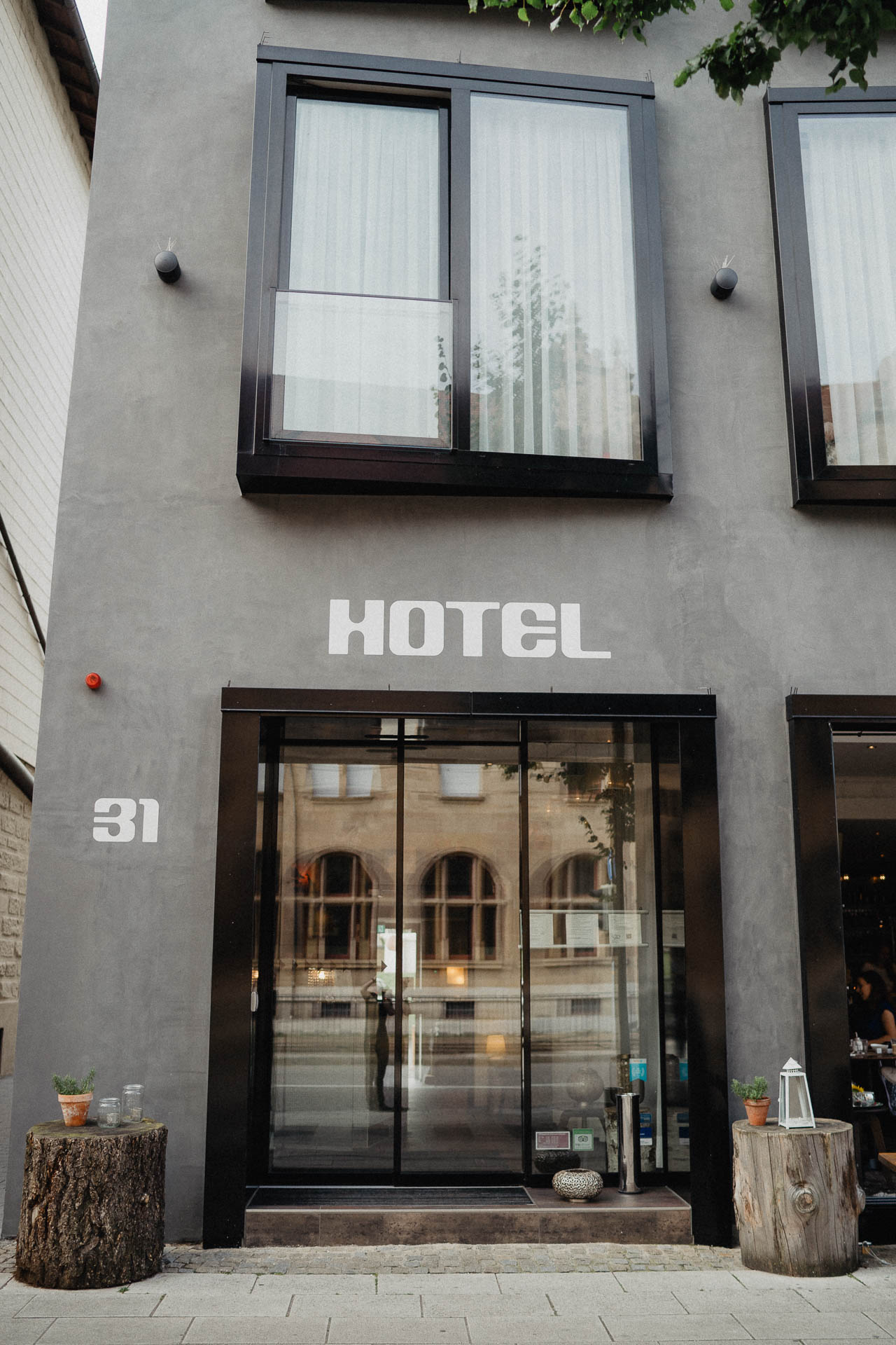 Freie Trauung unter Mammutbäumen auf dem Amalienhof bei Heilbronn fotografiert von Lisa & Andi Photography. Braut und Bräutigam beim Getting Ready im Hotel.