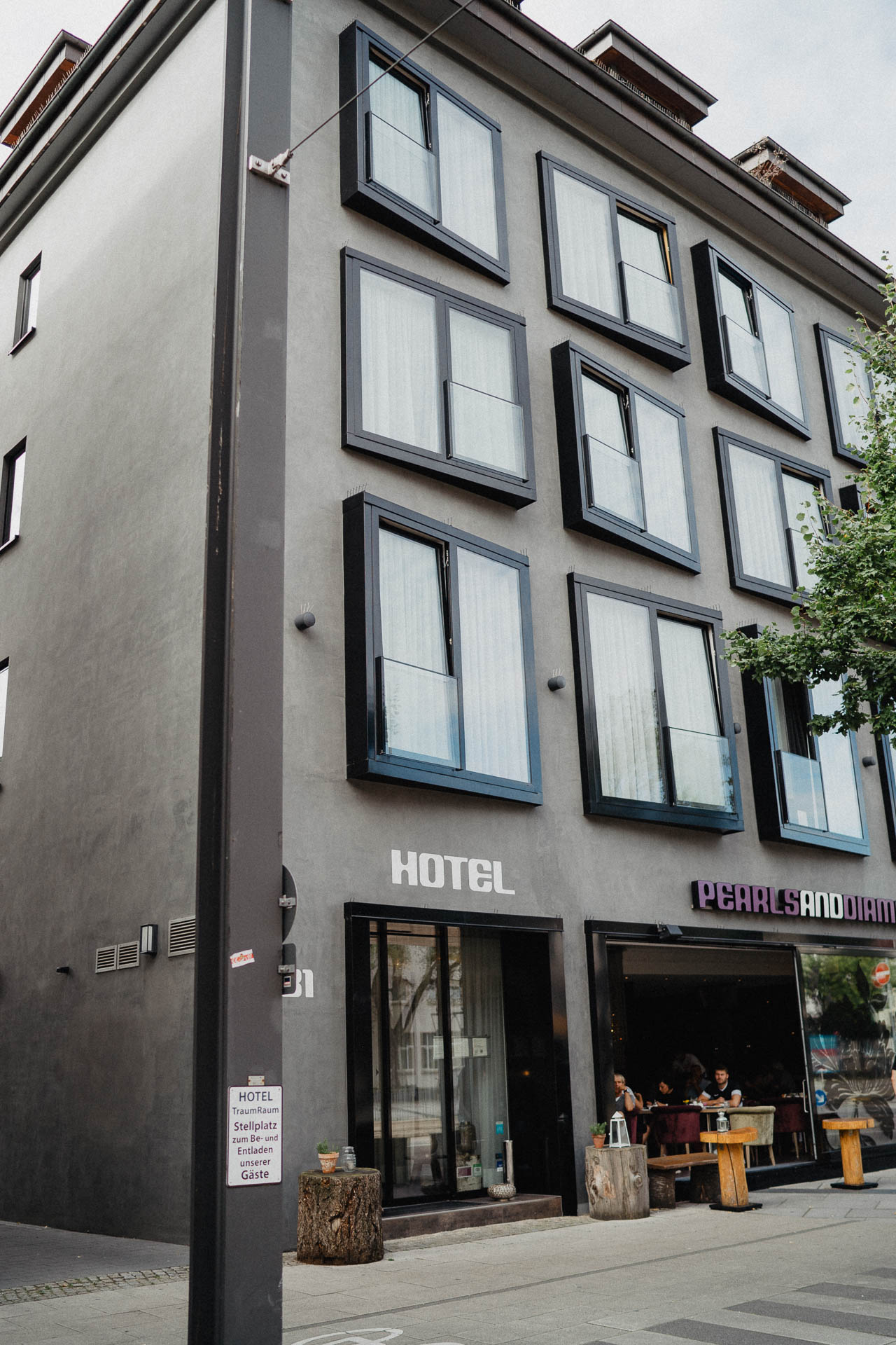 Freie Trauung unter Mammutbäumen auf dem Amalienhof bei Heilbronn fotografiert von Lisa & Andi Photography. Braut und Bräutigam beim Getting Ready im Hotel.