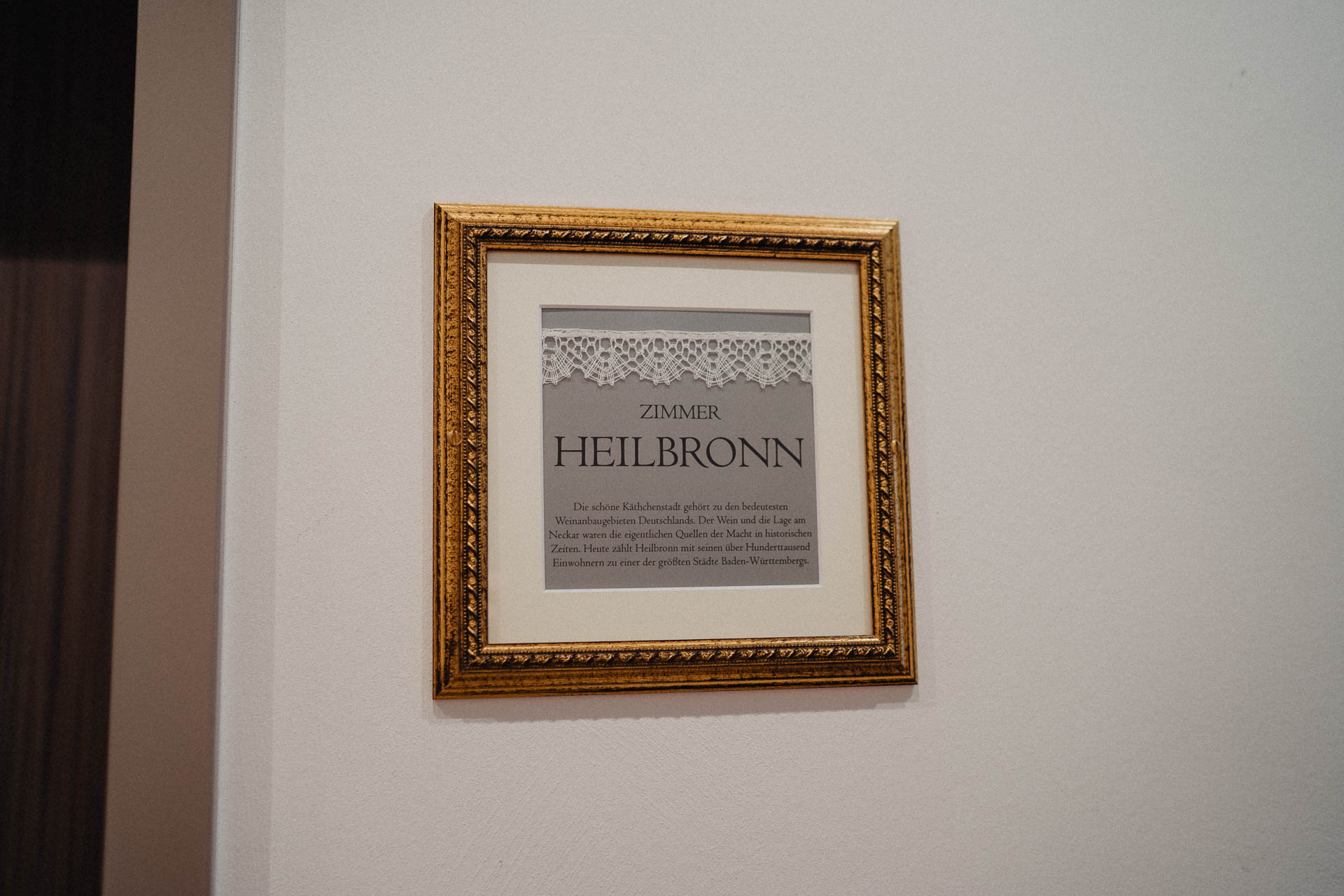 Freie Trauung unter Mammutbäumen auf dem Amalienhof bei Heilbronn fotografiert von Lisa & Andi Photography. Braut und Bräutigam beim Getting Ready im Hotel.