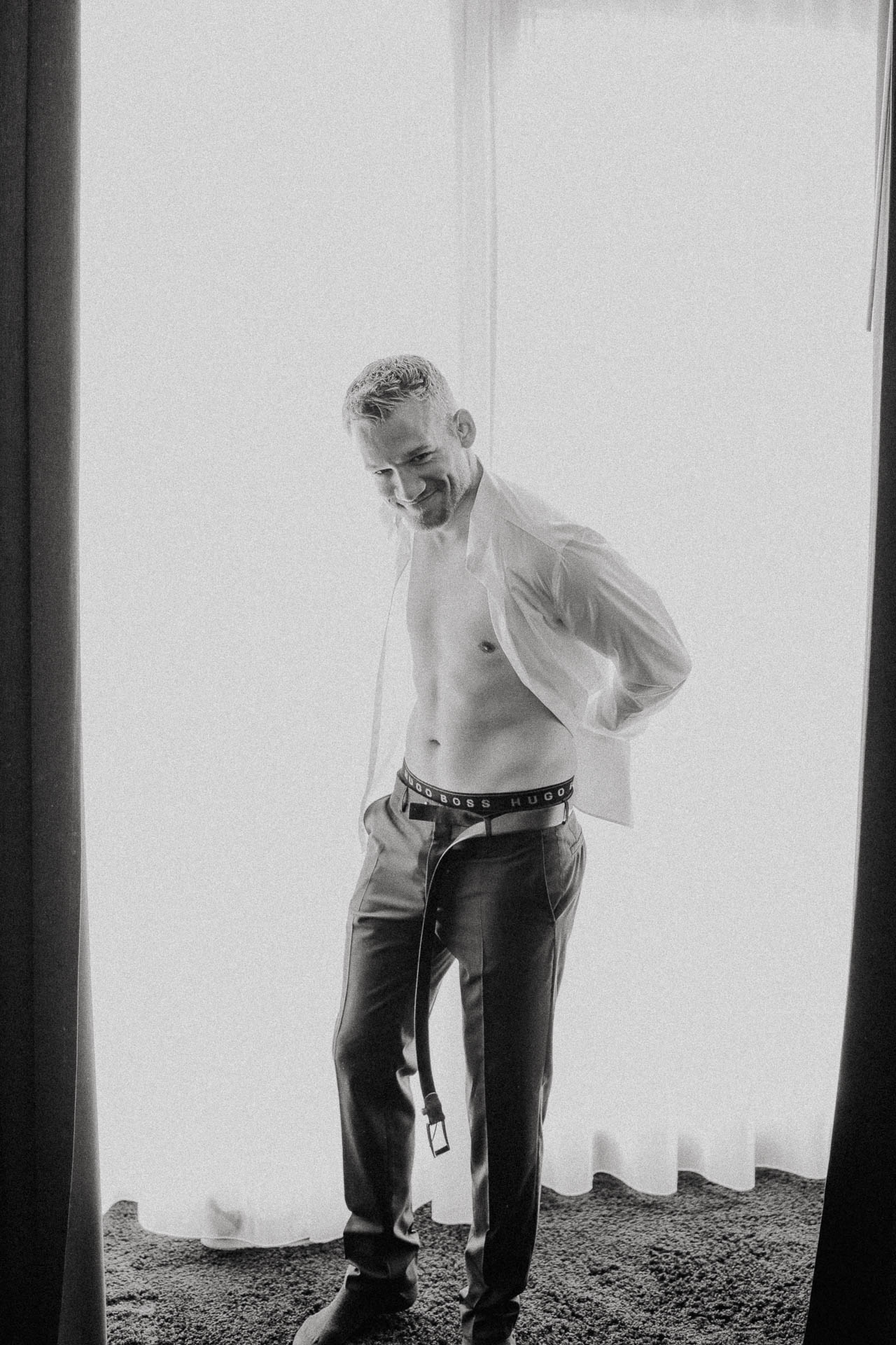 Freie Trauung unter Mammutbäumen auf dem Amalienhof bei Heilbronn fotografiert von Lisa & Andi Photography. Braut und Bräutigam beim Getting Ready im Hotel.