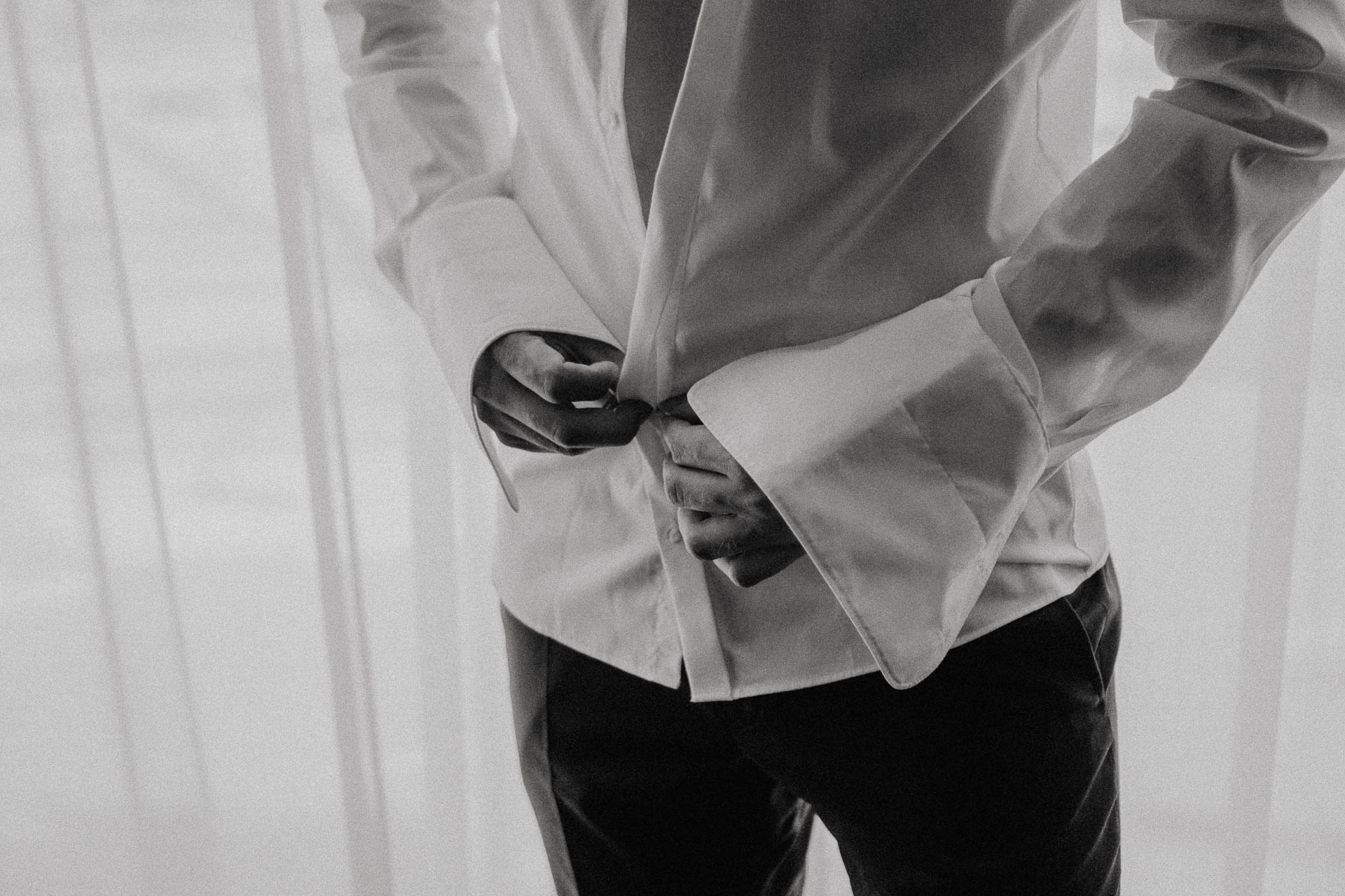 Freie Trauung unter Mammutbäumen auf dem Amalienhof bei Heilbronn fotografiert von Lisa & Andi Photography. Braut und Bräutigam beim Getting Ready im Hotel.