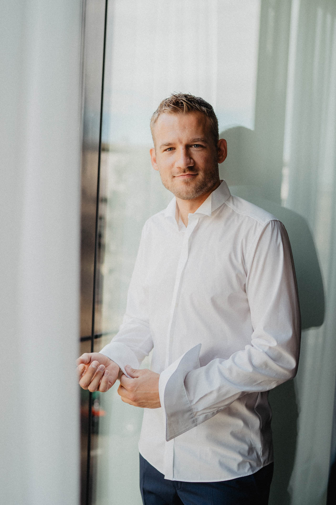 Freie Trauung unter Mammutbäumen auf dem Amalienhof bei Heilbronn fotografiert von Lisa & Andi Photography. Braut und Bräutigam beim Getting Ready im Hotel.