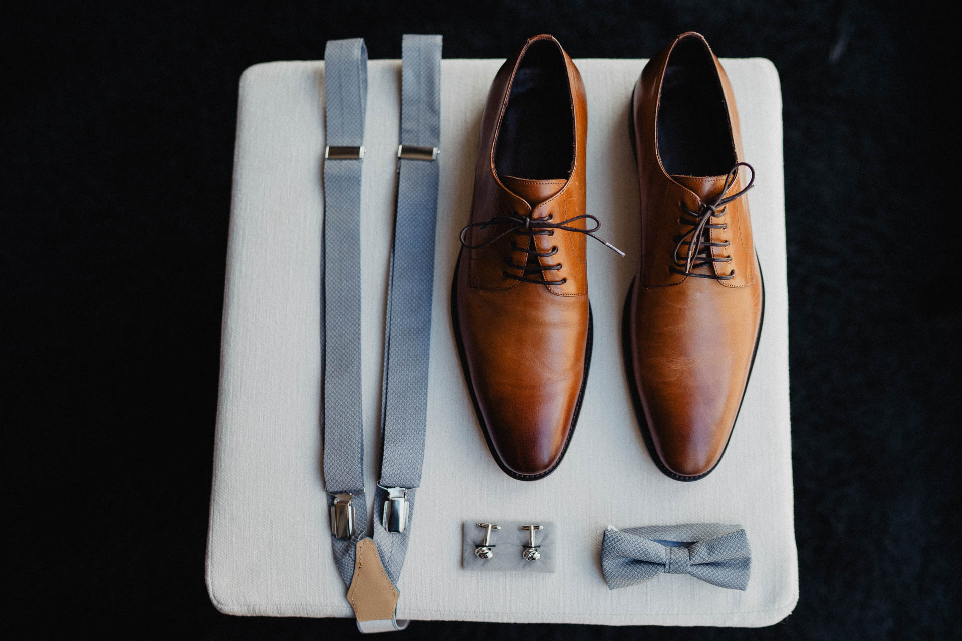 Freie Trauung unter Mammutbäumen auf dem Amalienhof bei Heilbronn fotografiert von Lisa & Andi Photography. Braut und Bräutigam beim Getting Ready im Hotel.