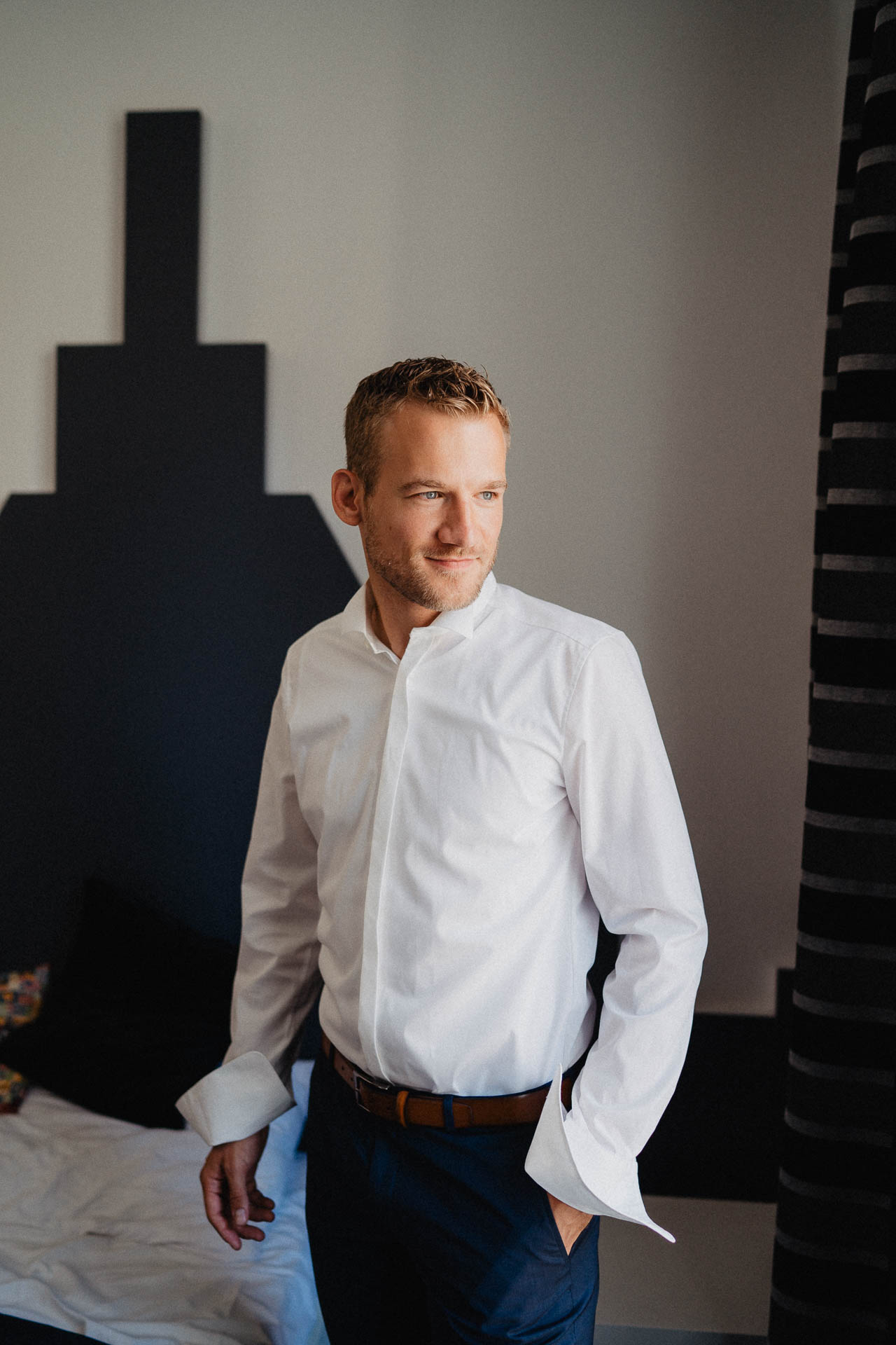 Freie Trauung unter Mammutbäumen auf dem Amalienhof bei Heilbronn fotografiert von Lisa & Andi Photography. Braut und Bräutigam beim Getting Ready im Hotel.