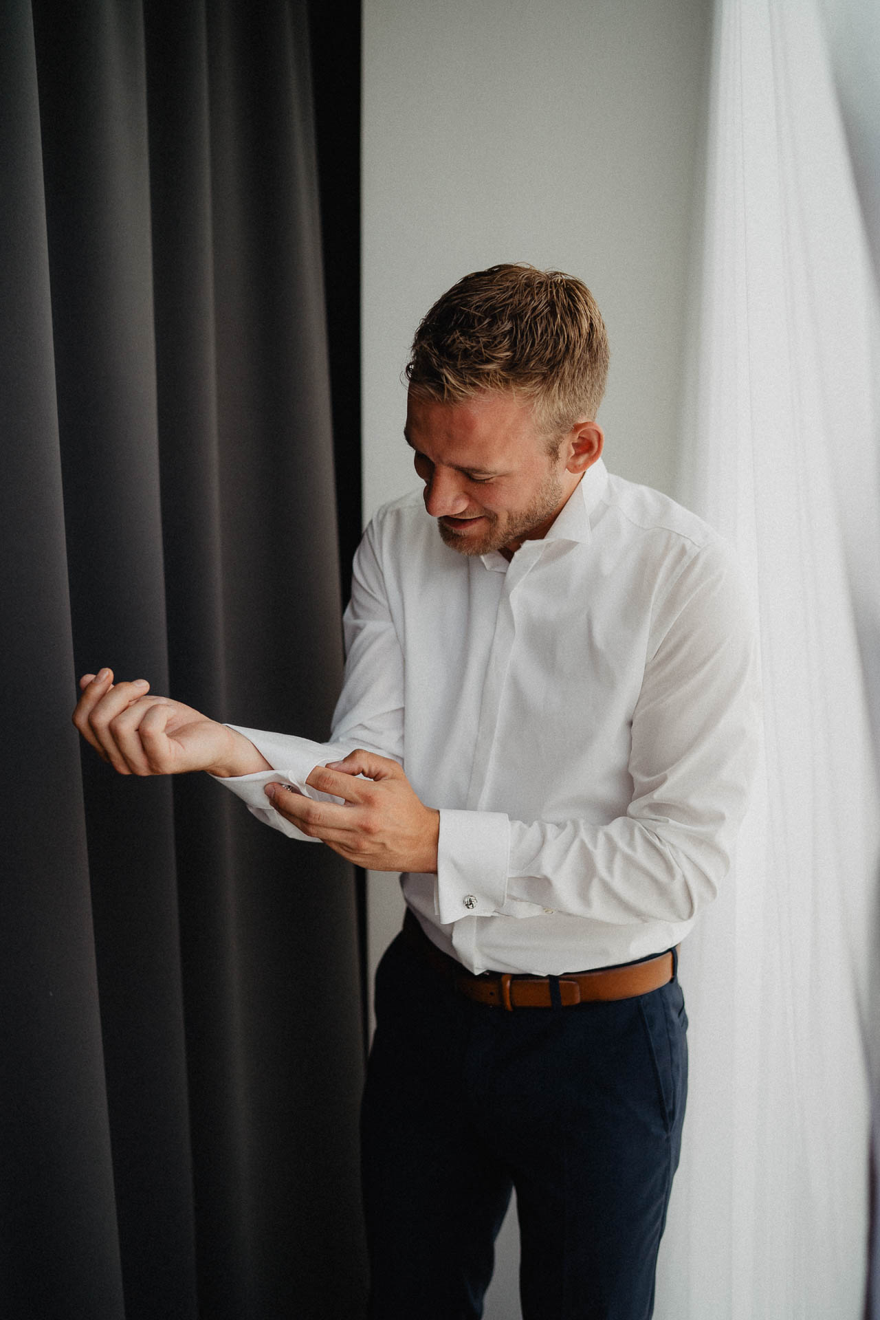 Freie Trauung unter Mammutbäumen auf dem Amalienhof bei Heilbronn fotografiert von Lisa & Andi Photography. Braut und Bräutigam beim Getting Ready im Hotel.