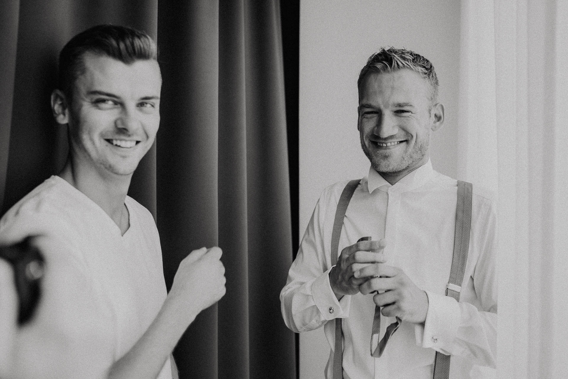 Freie Trauung unter Mammutbäumen auf dem Amalienhof bei Heilbronn fotografiert von Lisa & Andi Photography. Braut und Bräutigam beim Getting Ready im Hotel.