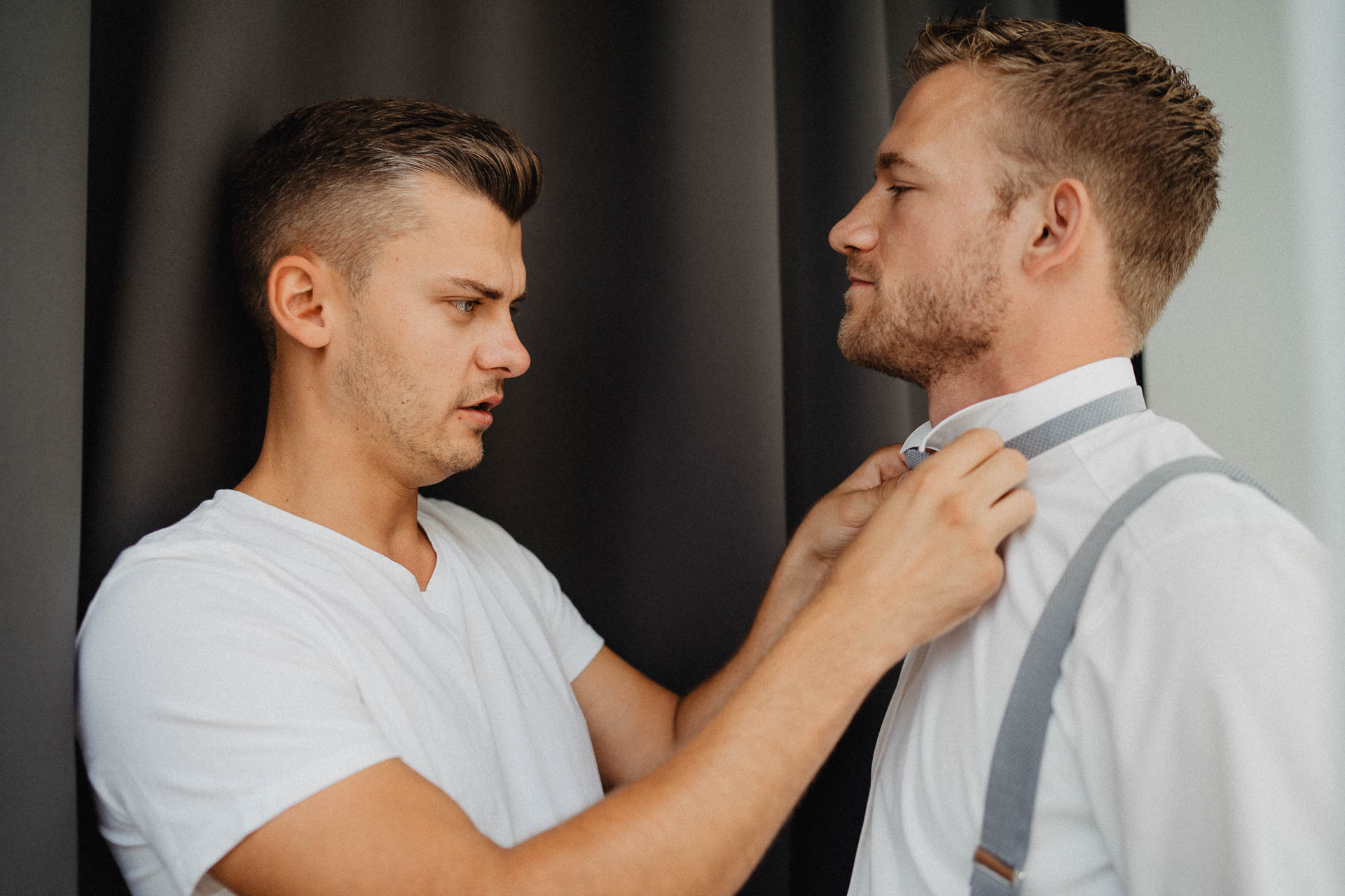 Freie Trauung unter Mammutbäumen auf dem Amalienhof bei Heilbronn fotografiert von Lisa & Andi Photography. Braut und Bräutigam beim Getting Ready im Hotel.