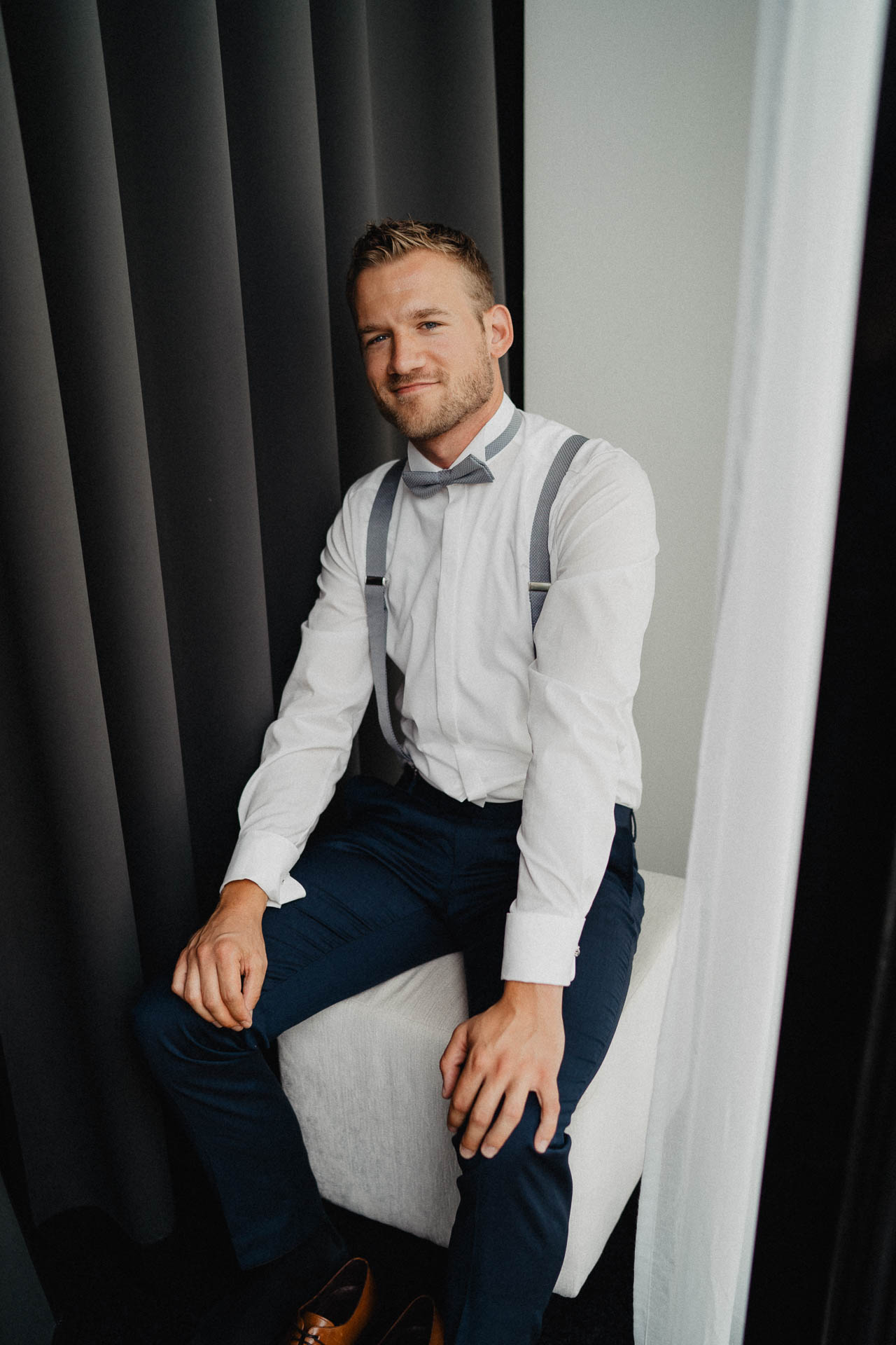 Freie Trauung unter Mammutbäumen auf dem Amalienhof bei Heilbronn fotografiert von Lisa & Andi Photography. Braut und Bräutigam beim Getting Ready im Hotel.