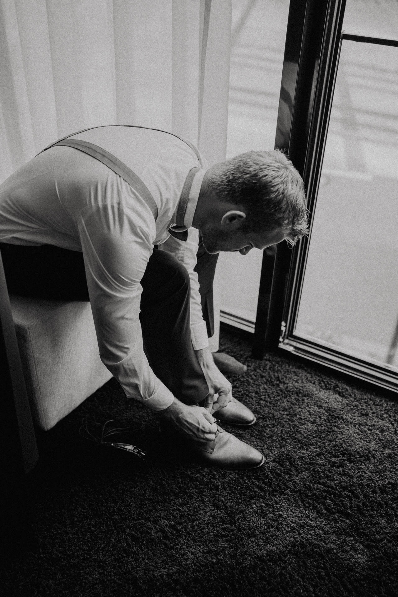 Freie Trauung unter Mammutbäumen auf dem Amalienhof bei Heilbronn fotografiert von Lisa & Andi Photography. Braut und Bräutigam beim Getting Ready im Hotel.