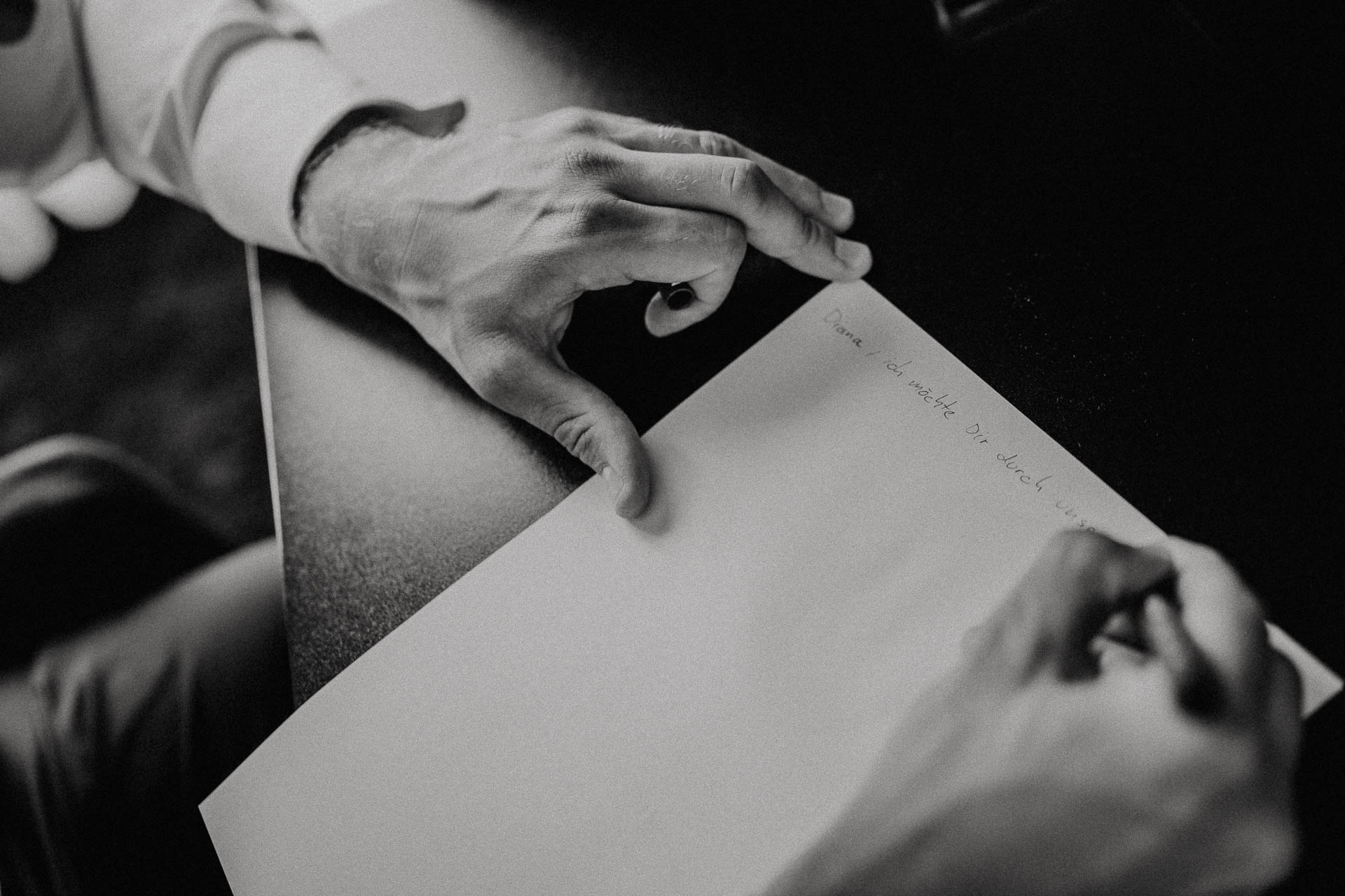 Freie Trauung unter Mammutbäumen auf dem Amalienhof bei Heilbronn fotografiert von Lisa & Andi Photography. Braut und Bräutigam beim Getting Ready im Hotel.